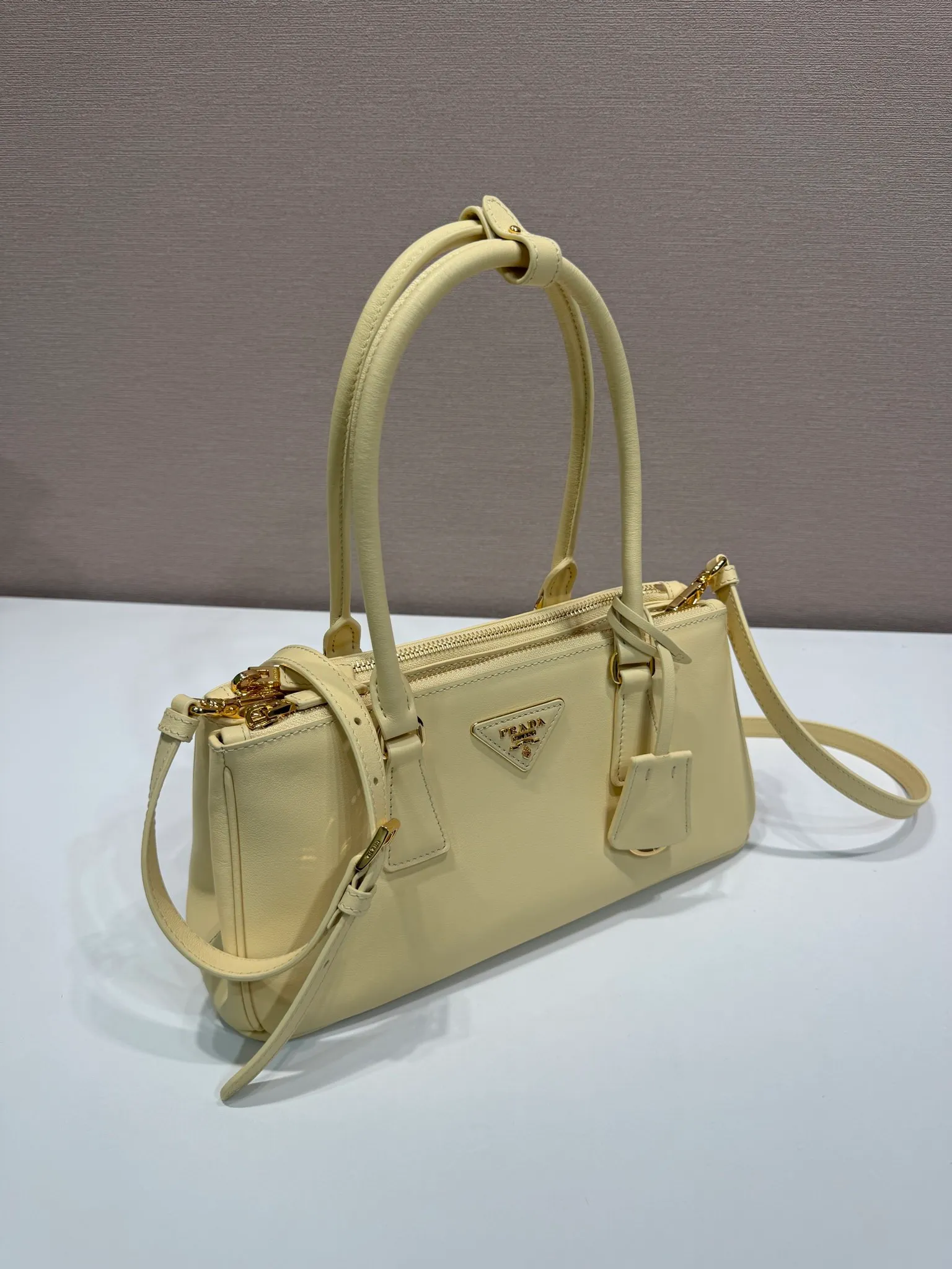 💰1700🎉 New killer bag 🎉 1BA457 new color 🎉🎉 This killer bag is made of imported calfskin, top-grade hardware, equipped with a detachable and adjustable long shoulder strap, large capacity space, and the upper body is very beautiful. Yes, it is back with double cleats, and it is another popular style that will never go out of style 🎉 Hurry up and get it 👏👏 Length 28x Height 14x Bottom 10.5cm👏👏👏💰💰💰
