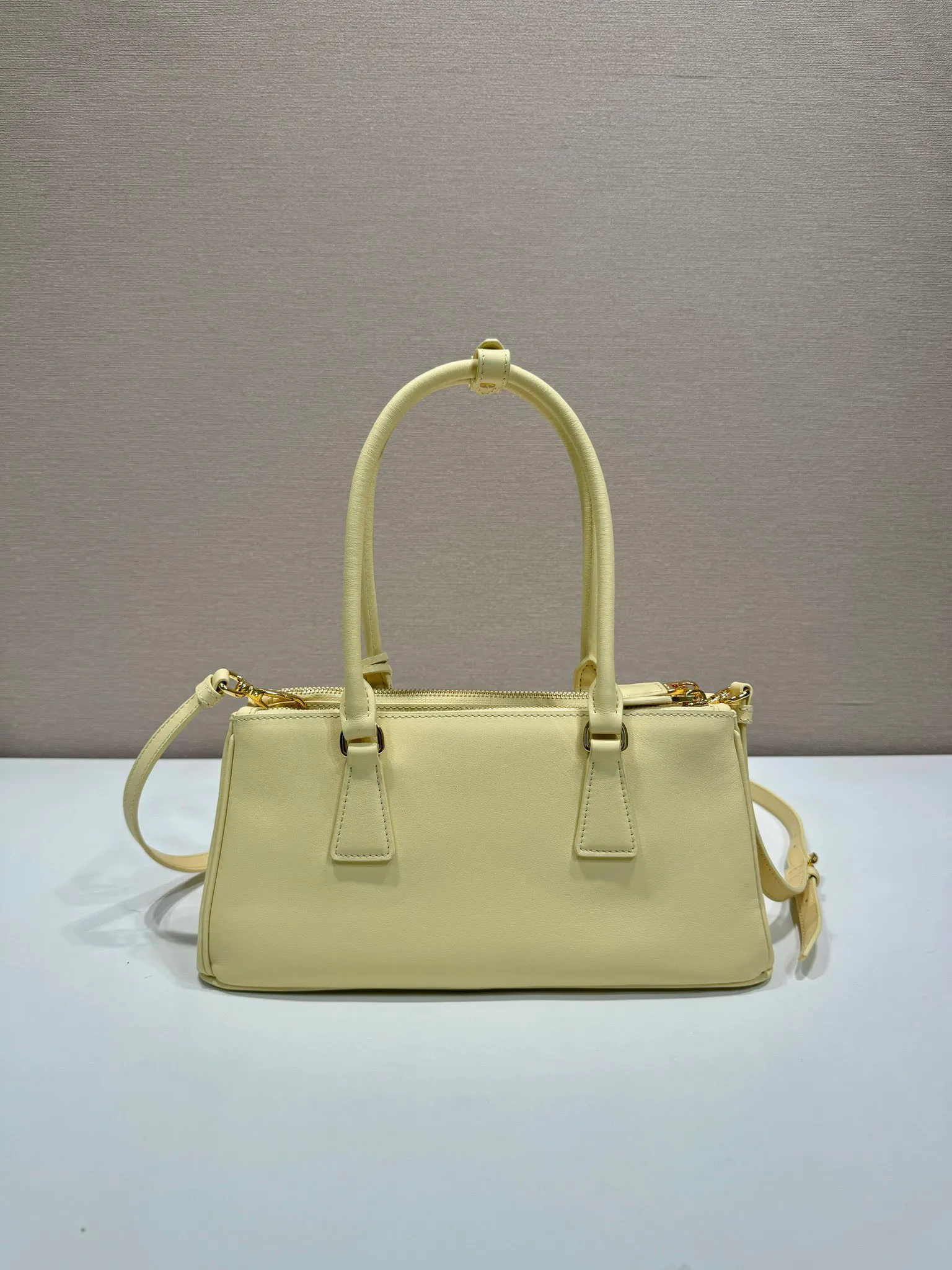 💰1700🎉 New killer bag 🎉 1BA457 new color 🎉🎉 This killer bag is made of imported calfskin, top-grade hardware, equipped with a detachable and adjustable long shoulder strap, large capacity space, and the upper body is very beautiful. Yes, it is back with double cleats, and it is another popular style that will never go out of style 🎉 Hurry up and get it 👏👏 Length 28x Height 14x Bottom 10.5cm👏👏👏💰💰💰