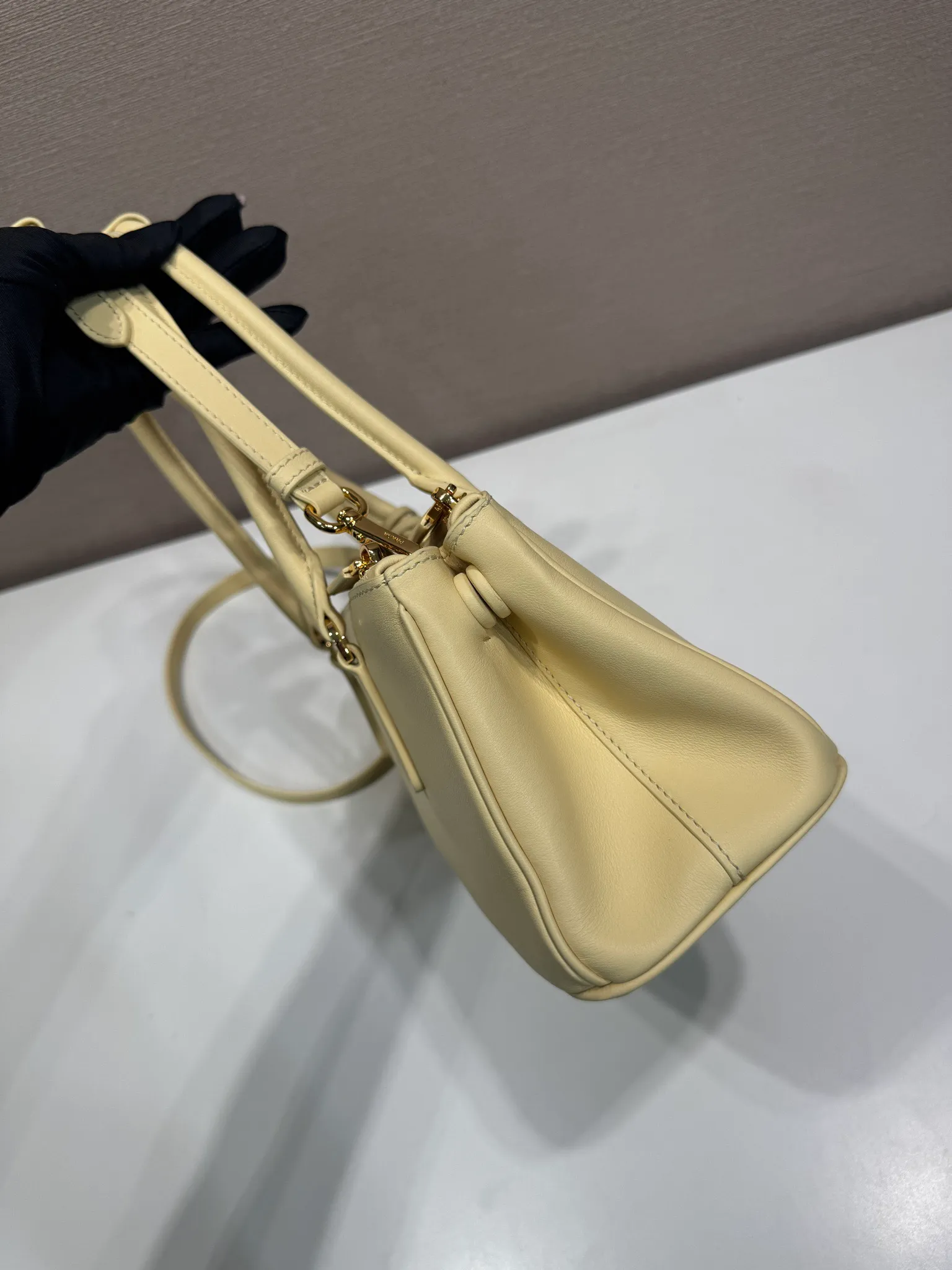 💰1700🎉 New killer bag 🎉 1BA457 new color 🎉🎉 This killer bag is made of imported calfskin, top-grade hardware, equipped with a detachable and adjustable long shoulder strap, large capacity space, and the upper body is very beautiful. Yes, it is back with double cleats, and it is another popular style that will never go out of style 🎉 Hurry up and get it 👏👏 Length 28x Height 14x Bottom 10.5cm👏👏👏💰💰💰