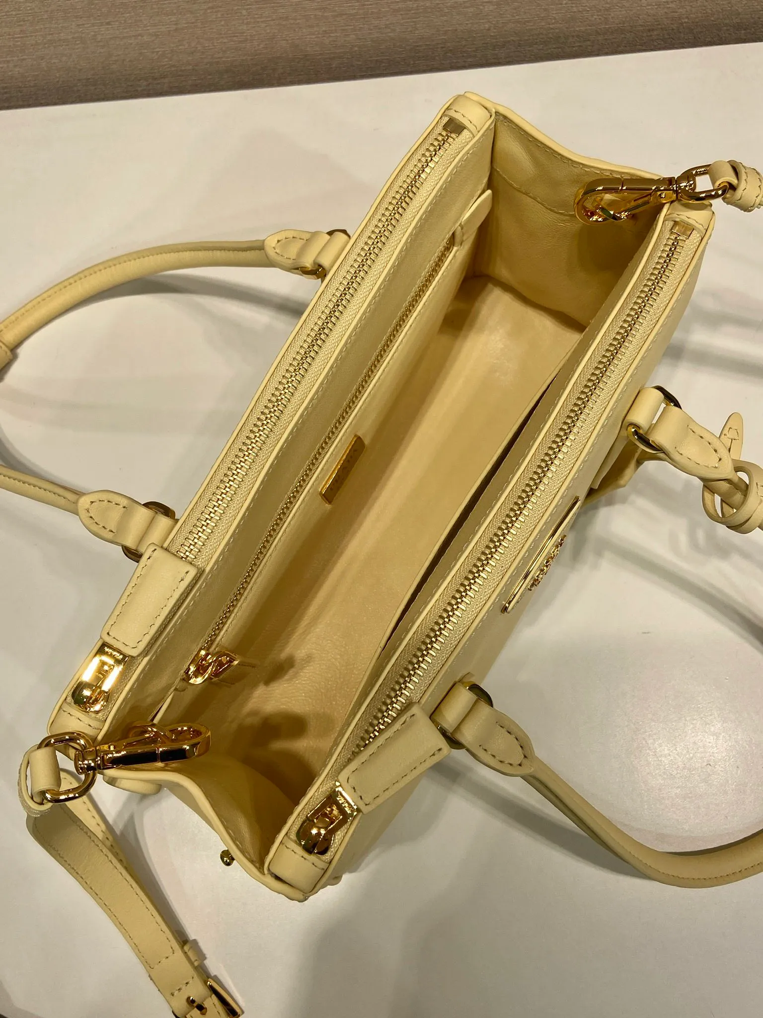 💰1700🎉 New killer bag 🎉 1BA457 new color 🎉🎉 This killer bag is made of imported calfskin, top-grade hardware, equipped with a detachable and adjustable long shoulder strap, large capacity space, and the upper body is very beautiful. Yes, it is back with double cleats, and it is another popular style that will never go out of style 🎉 Hurry up and get it 👏👏 Length 28x Height 14x Bottom 10.5cm👏👏👏💰💰💰