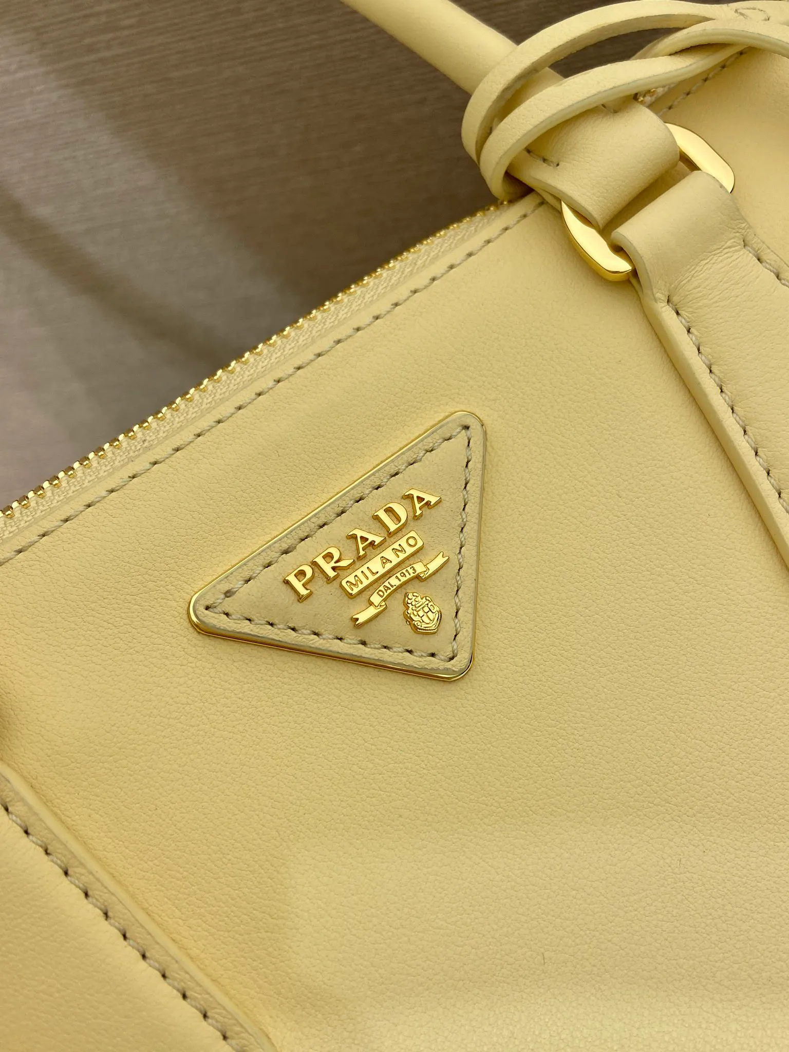 💰1700🎉 New killer bag 🎉 1BA457 new color 🎉🎉 This killer bag is made of imported calfskin, top-grade hardware, equipped with a detachable and adjustable long shoulder strap, large capacity space, and the upper body is very beautiful. Yes, it is back with double cleats, and it is another popular style that will never go out of style 🎉 Hurry up and get it 👏👏 Length 28x Height 14x Bottom 10.5cm👏👏👏💰💰💰