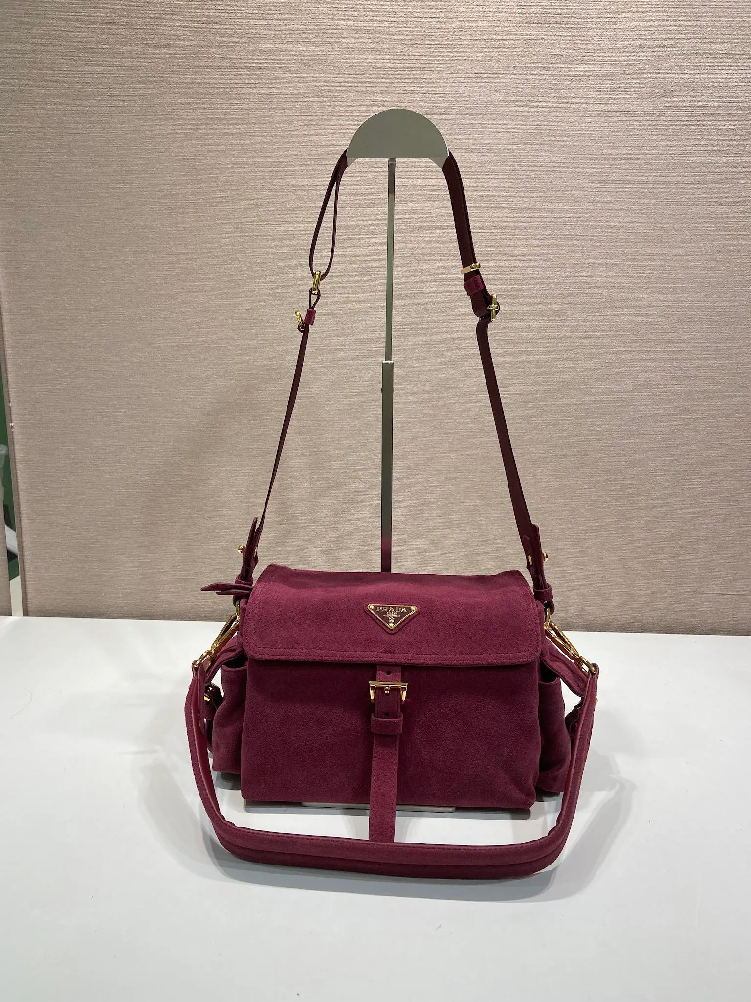 💰1520🎉New messenger bag🎉1BD394 suede leather🎉🎉 This handbag perfectly combines sophistication and functionality. It is made of imported suede leather with a soft outline and multiple pockets. Combining sporty and versatile elements, the lightweight and practical design features an enameled triangle metal logo and leather details. Equipped with 2 detachable shoulder straps, large capacity, perfect, and a popular style that will never go out of style. The large size is suitable for both men and women, so hurry up and get it🎉🎉 Length 30x Height 14x Bottom 10cm🎉🎉🎉💰💰💰