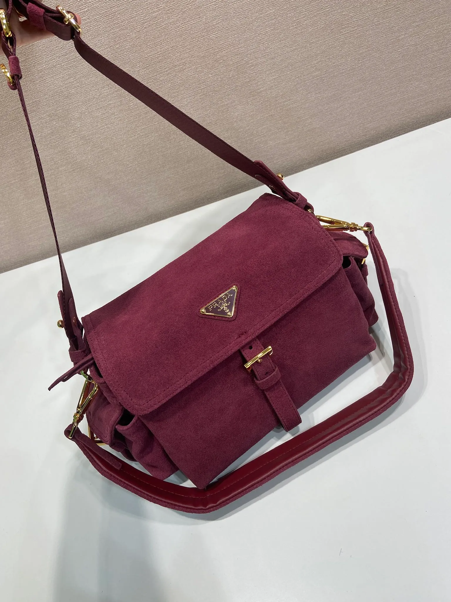 💰1520🎉New messenger bag🎉1BD394 suede leather🎉🎉 This handbag perfectly combines sophistication and functionality. It is made of imported suede leather with a soft outline and multiple pockets. Combining sporty and versatile elements, the lightweight and practical design features an enameled triangle metal logo and leather details. Equipped with 2 detachable shoulder straps, large capacity, perfect, and a popular style that will never go out of style. The large size is suitable for both men and women, so hurry up and get it🎉🎉 Length 30x Height 14x Bottom 10cm🎉🎉🎉💰💰💰