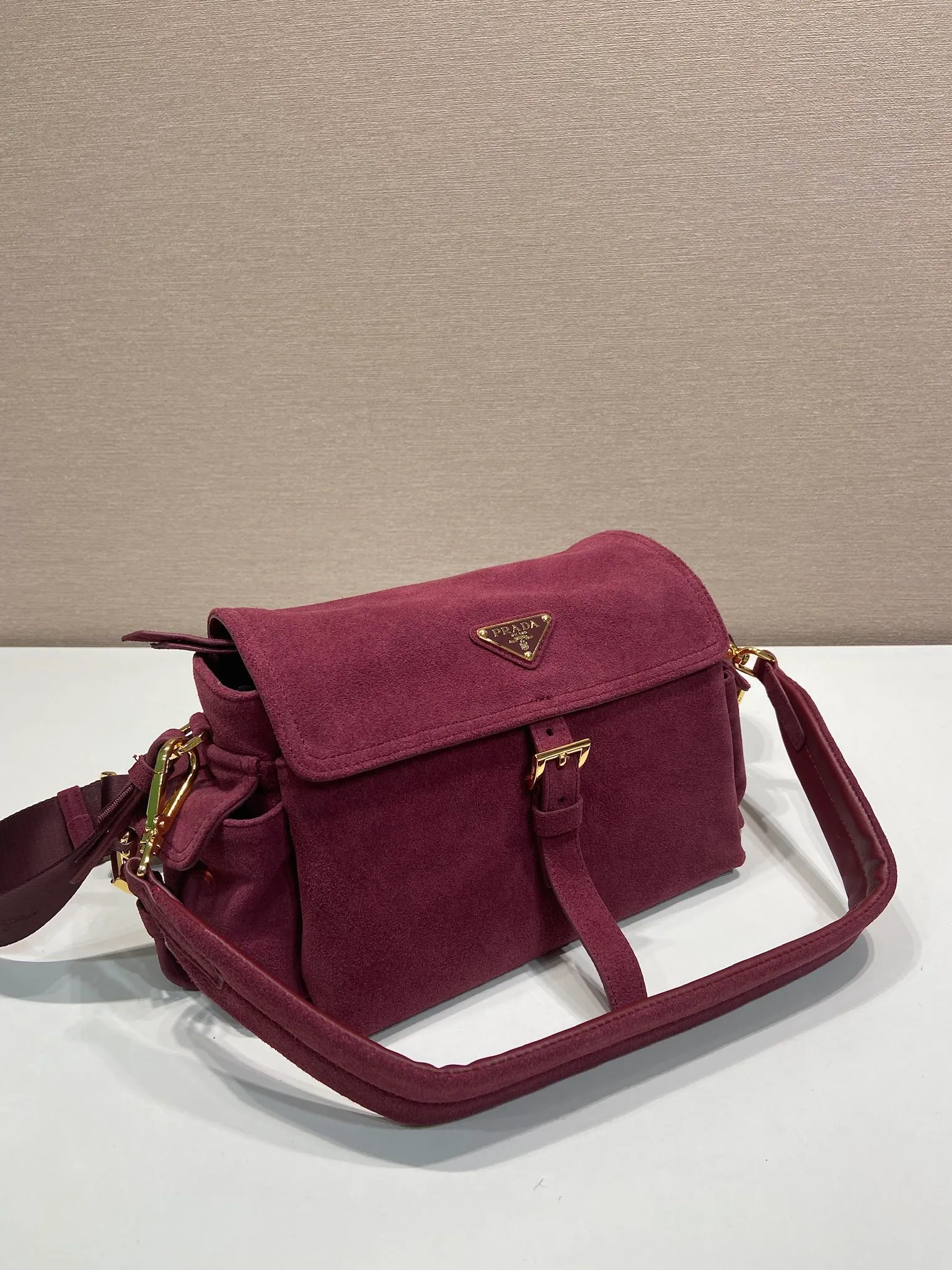 💰1520🎉New messenger bag🎉1BD394 suede leather🎉🎉 This handbag perfectly combines sophistication and functionality. It is made of imported suede leather with a soft outline and multiple pockets. Combining sporty and versatile elements, the lightweight and practical design features an enameled triangle metal logo and leather details. Equipped with 2 detachable shoulder straps, large capacity, perfect, and a popular style that will never go out of style. The large size is suitable for both men and women, so hurry up and get it🎉🎉 Length 30x Height 14x Bottom 10cm🎉🎉🎉💰💰💰