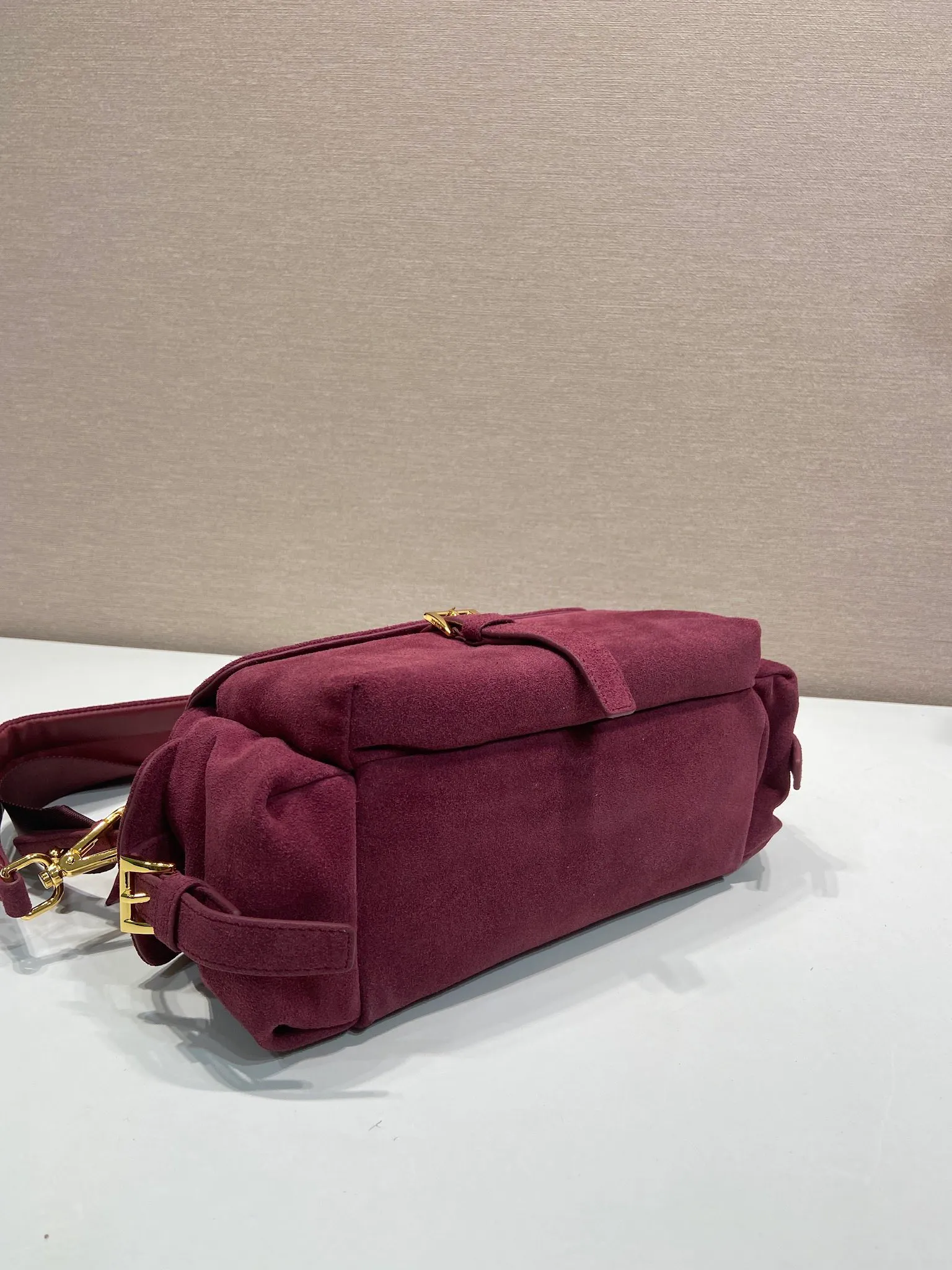 💰1520🎉New messenger bag🎉1BD394 suede leather🎉🎉 This handbag perfectly combines sophistication and functionality. It is made of imported suede leather with a soft outline and multiple pockets. Combining sporty and versatile elements, the lightweight and practical design features an enameled triangle metal logo and leather details. Equipped with 2 detachable shoulder straps, large capacity, perfect, and a popular style that will never go out of style. The large size is suitable for both men and women, so hurry up and get it🎉🎉 Length 30x Height 14x Bottom 10cm🎉🎉🎉💰💰💰