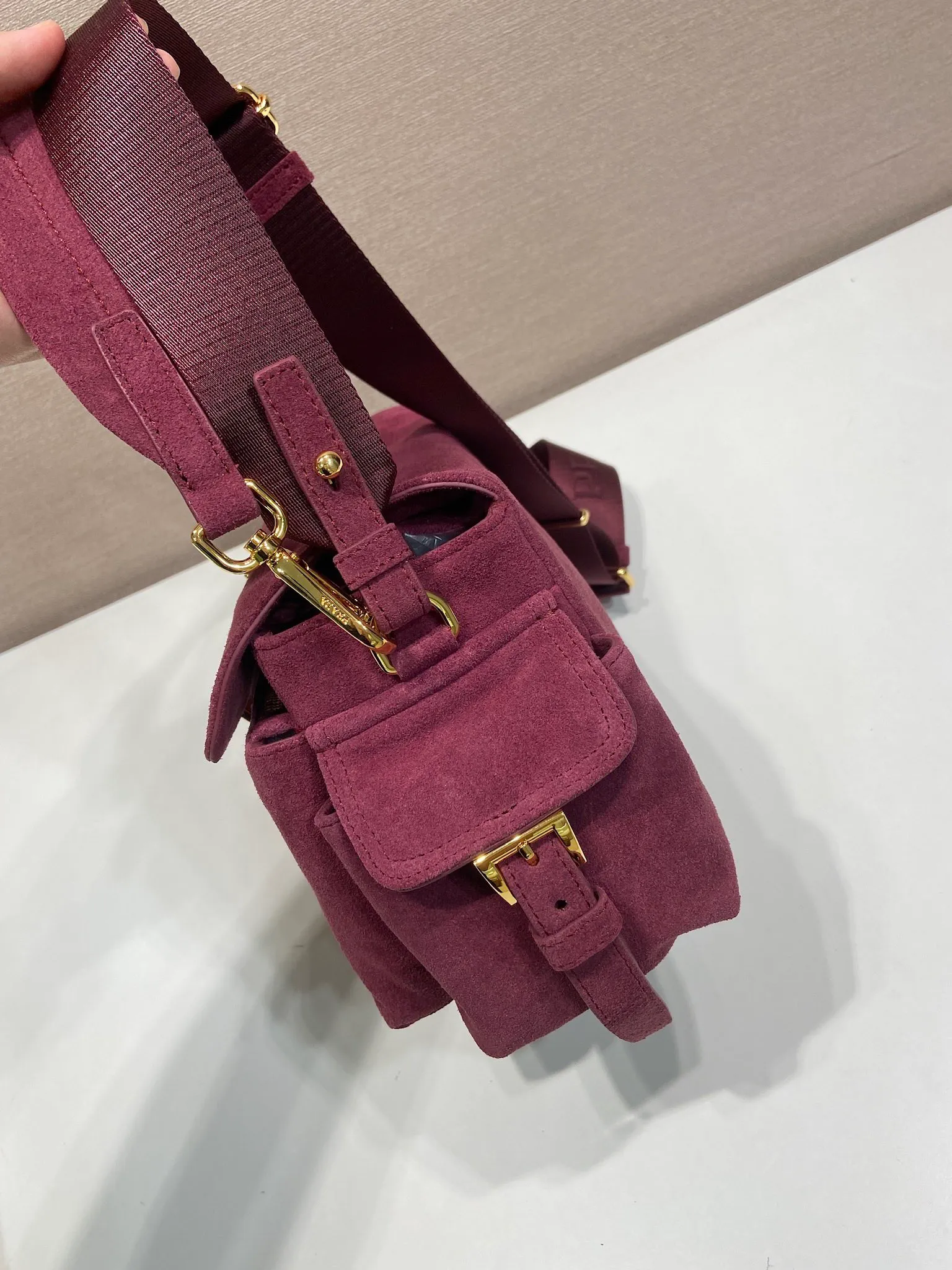 💰1520🎉New messenger bag🎉1BD394 suede leather🎉🎉 This handbag perfectly combines sophistication and functionality. It is made of imported suede leather with a soft outline and multiple pockets. Combining sporty and versatile elements, the lightweight and practical design features an enameled triangle metal logo and leather details. Equipped with 2 detachable shoulder straps, large capacity, perfect, and a popular style that will never go out of style. The large size is suitable for both men and women, so hurry up and get it🎉🎉 Length 30x Height 14x Bottom 10cm🎉🎉🎉💰💰💰