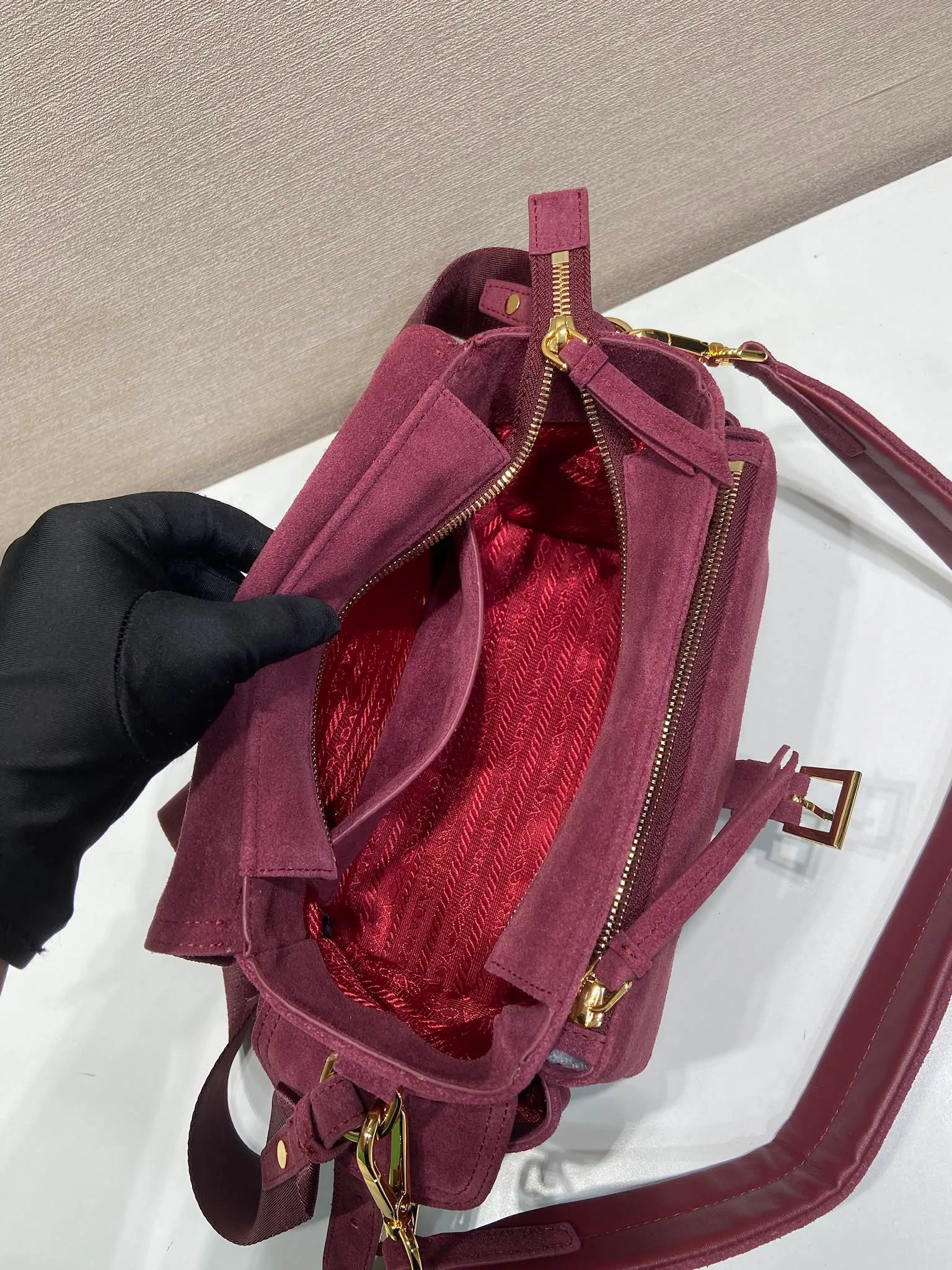 💰1520🎉New messenger bag🎉1BD394 suede leather🎉🎉 This handbag perfectly combines sophistication and functionality. It is made of imported suede leather with a soft outline and multiple pockets. Combining sporty and versatile elements, the lightweight and practical design features an enameled triangle metal logo and leather details. Equipped with 2 detachable shoulder straps, large capacity, perfect, and a popular style that will never go out of style. The large size is suitable for both men and women, so hurry up and get it🎉🎉 Length 30x Height 14x Bottom 10cm🎉🎉🎉💰💰💰