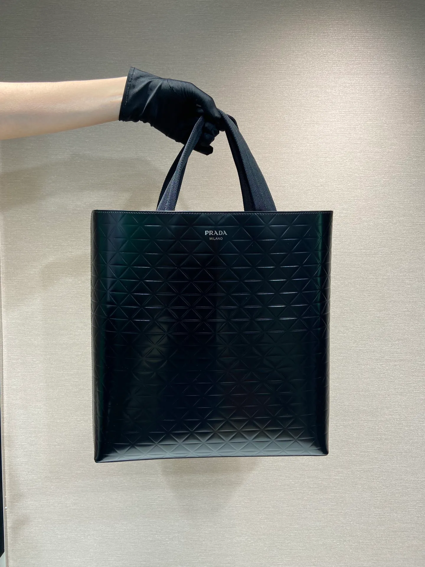 💰1700🎉Embossed Tote Bag🎉2VG113🎉🎉 This minimalist tote bag has a vertical design and restrained configuration. The simple silhouette is equipped with technical details such as webbing handles. The built-in thermos bottle is fixed with a strap (without thermos bottle) and can be easily removed.  The hot stamped embossed design shows the same tone pattern, full of inspiration and fashion sense, and the upper body effect is very cool🎉🎉 Length 36x Height 38x Bottom 6cm🎉🎉🎉👏👏👏
