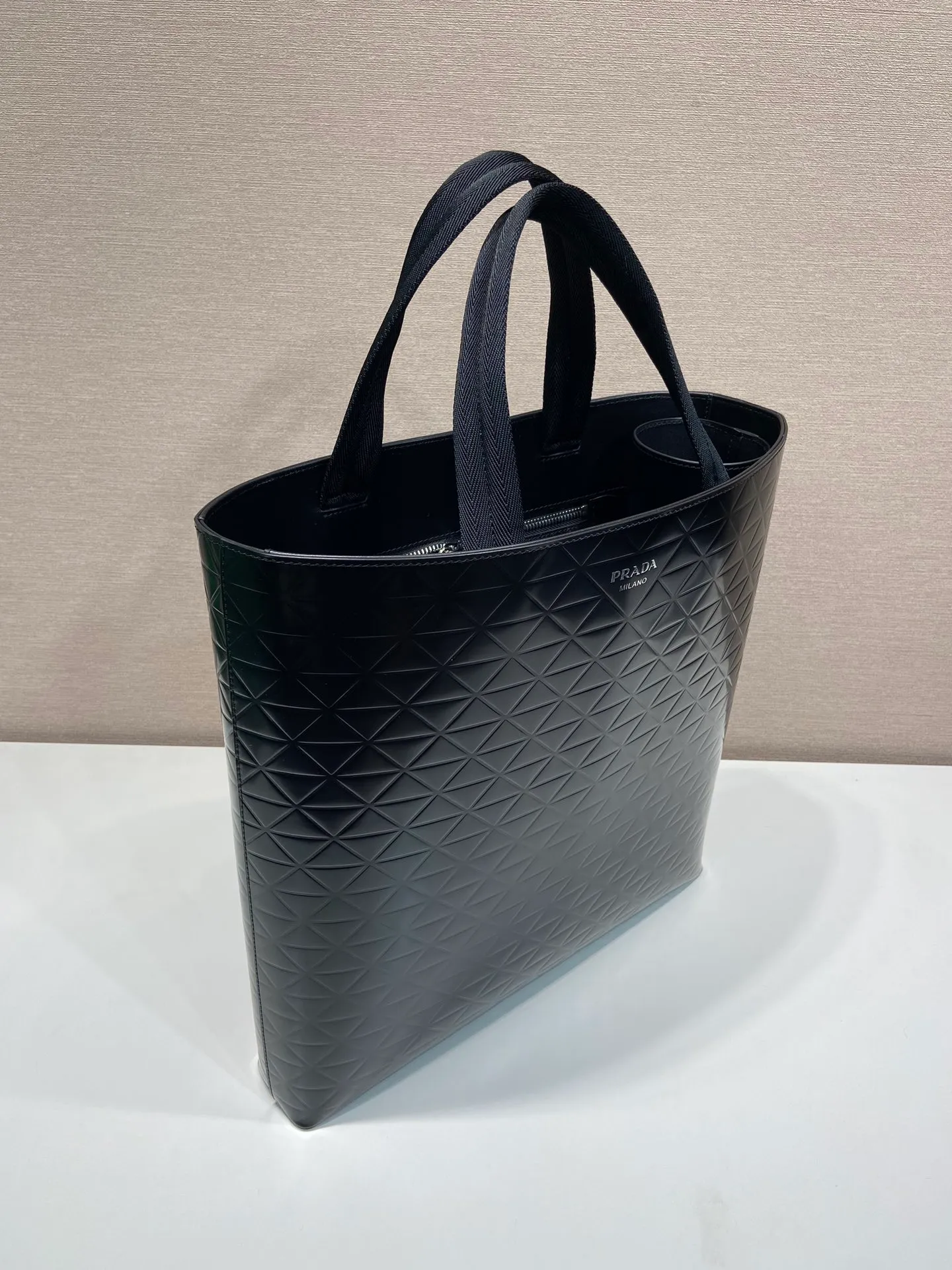 💰1700🎉Embossed Tote Bag🎉2VG113🎉🎉 This minimalist tote bag has a vertical design and restrained configuration. The simple silhouette is equipped with technical details such as webbing handles. The built-in thermos bottle is fixed with a strap (without thermos bottle) and can be easily removed.  The hot stamped embossed design shows the same tone pattern, full of inspiration and fashion sense, and the upper body effect is very cool🎉🎉 Length 36x Height 38x Bottom 6cm🎉🎉🎉👏👏👏