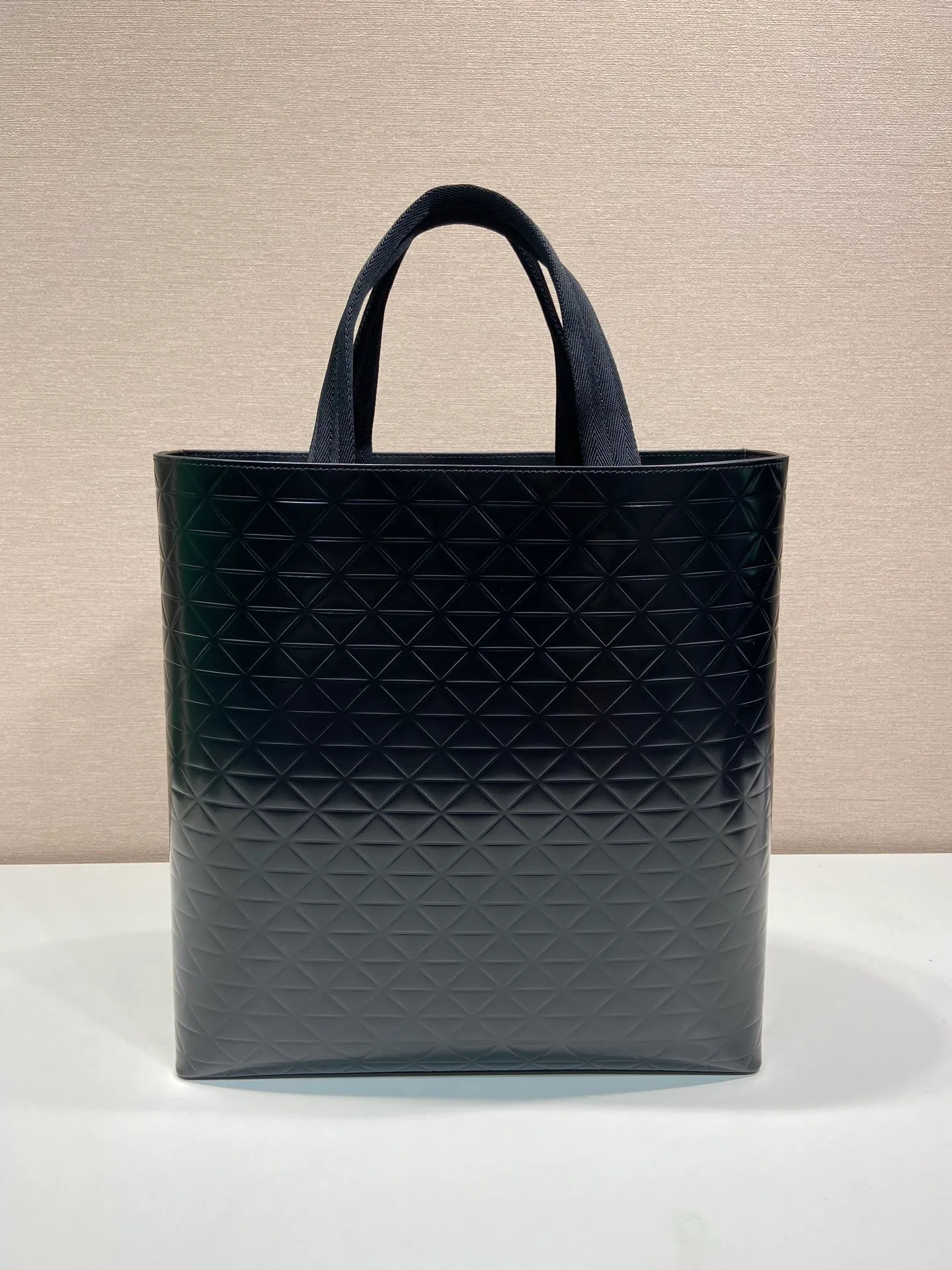💰1700🎉Embossed Tote Bag🎉2VG113🎉🎉 This minimalist tote bag has a vertical design and restrained configuration. The simple silhouette is equipped with technical details such as webbing handles. The built-in thermos bottle is fixed with a strap (without thermos bottle) and can be easily removed.  The hot stamped embossed design shows the same tone pattern, full of inspiration and fashion sense, and the upper body effect is very cool🎉🎉 Length 36x Height 38x Bottom 6cm🎉🎉🎉👏👏👏