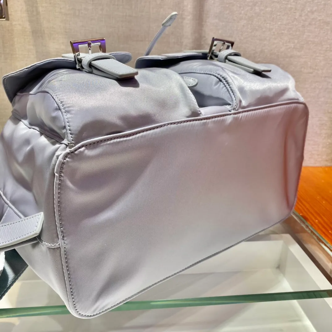 💰1120🎉New Backpack🎉1BZ811👍👍New Color🎉🎉This nylon backpack is trimmed with exquisite Saffiano leather, a blend of multiple materials, and decorated with a triangular logo, highlighting fashionable elegance. It also comes with a detachable small handbag😘😘Light and practical, the upper body effect is super stylish, and it can be matched at will😘😘Fully upgraded nylon fabric👍👍Length 30x Height 32x Bottom 15cm👏👏👏💰💰💰