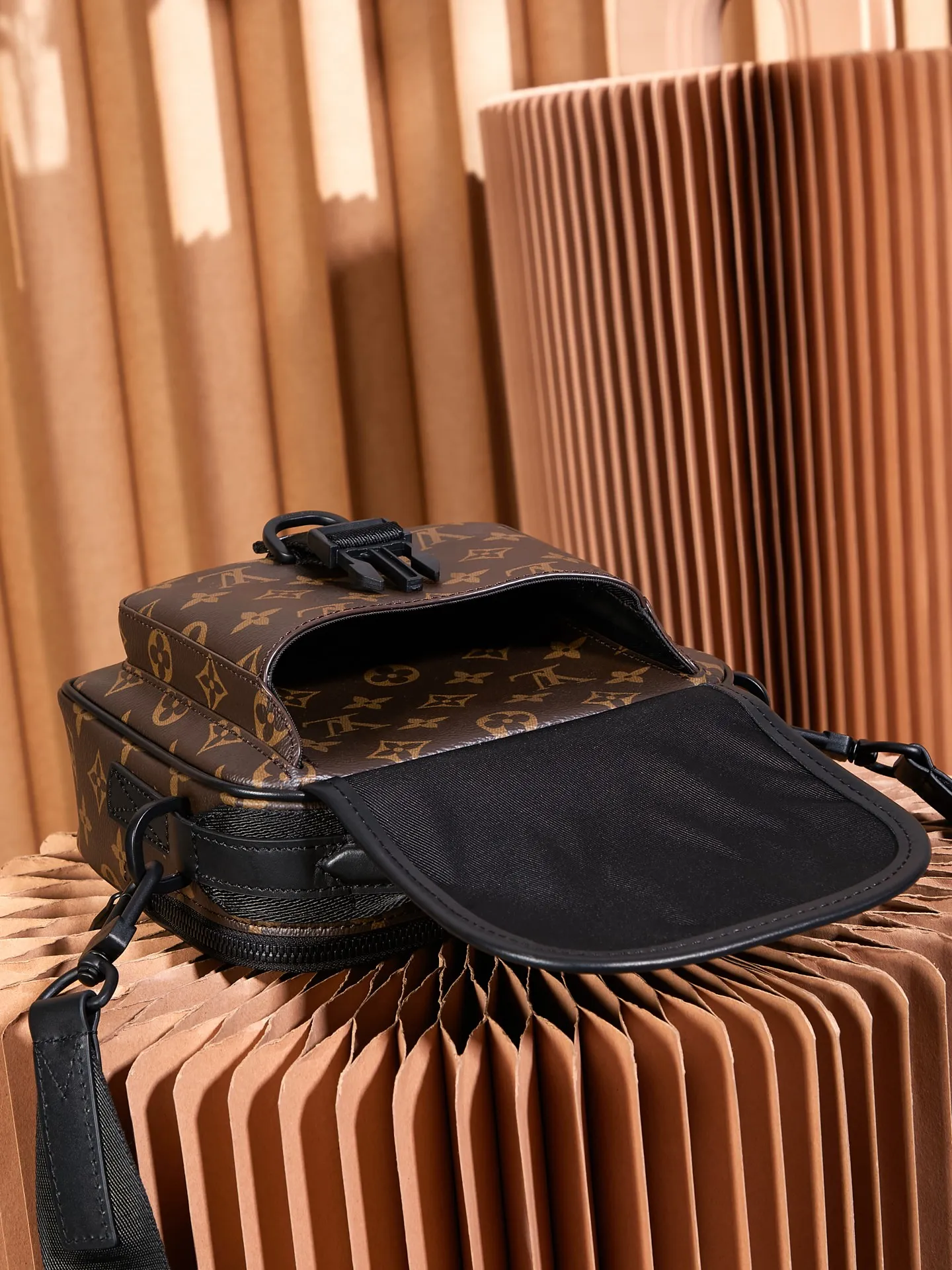 P¥800👉nfc dynamic chip version👈[Top-level inspection-free all-steel hardware] This Quest messenger bag Model: M46973; Size: 18x18x10CM Work details: For reference