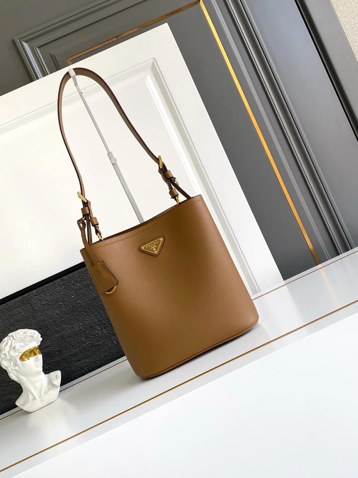 💰1500, new style✨✨ This leather handbag has soft lines and exquisite design, highlighting the classic style and handmade details. Practical and versatile, it features an enameled triangle metal logo for added recognition. Leather handle with 28 cm drop. Detachable keychain. Metal hardware. Enameled triangular metal logo on the front. Magnetic closure. Nappa leather lining with center pocket. Model number: 1BE080. Size: 22.5x21.5x13cm.