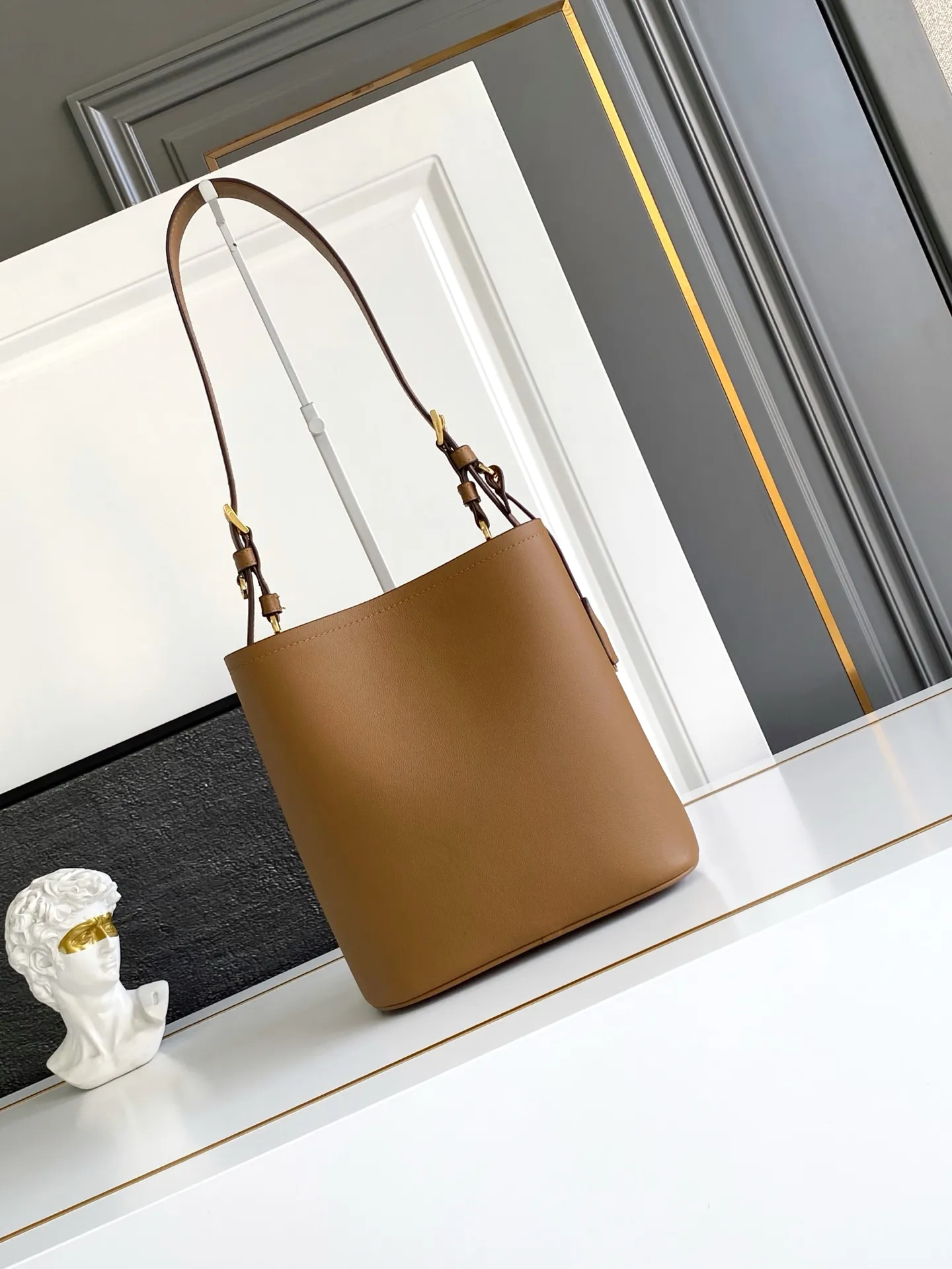 💰1500, new style✨✨ This leather handbag has soft lines and exquisite design, highlighting the classic style and handmade details. Practical and versatile, it features an enameled triangle metal logo for added recognition. Leather handle with 28 cm drop. Detachable keychain. Metal hardware. Enameled triangular metal logo on the front. Magnetic closure. Nappa leather lining with center pocket. Model number: 1BE080. Size: 22.5x21.5x13cm.