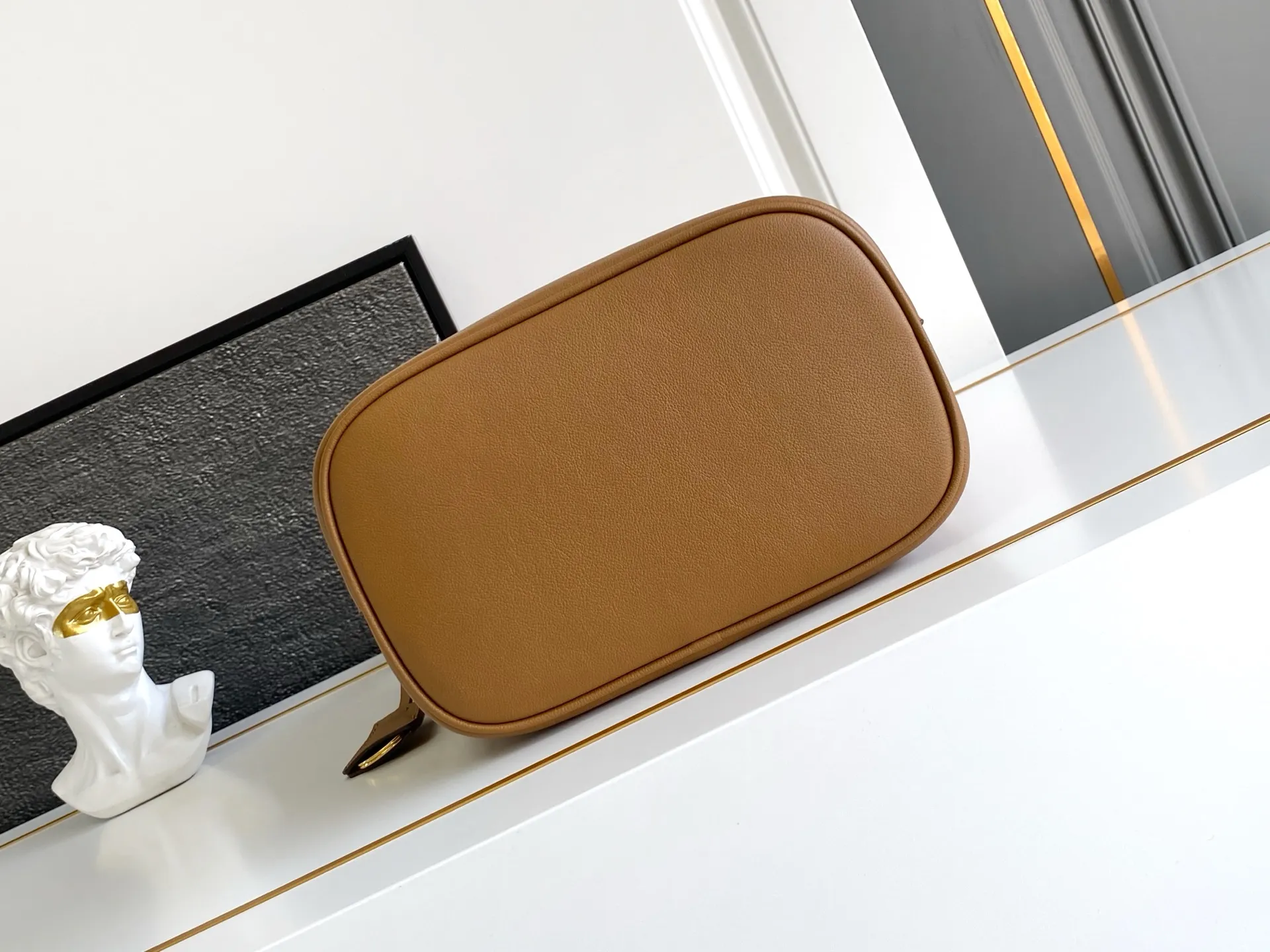 💰1500, new style✨✨ This leather handbag has soft lines and exquisite design, highlighting the classic style and handmade details. Practical and versatile, it features an enameled triangle metal logo for added recognition. Leather handle with 28 cm drop. Detachable keychain. Metal hardware. Enameled triangular metal logo on the front. Magnetic closure. Nappa leather lining with center pocket. Model number: 1BE080. Size: 22.5x21.5x13cm.