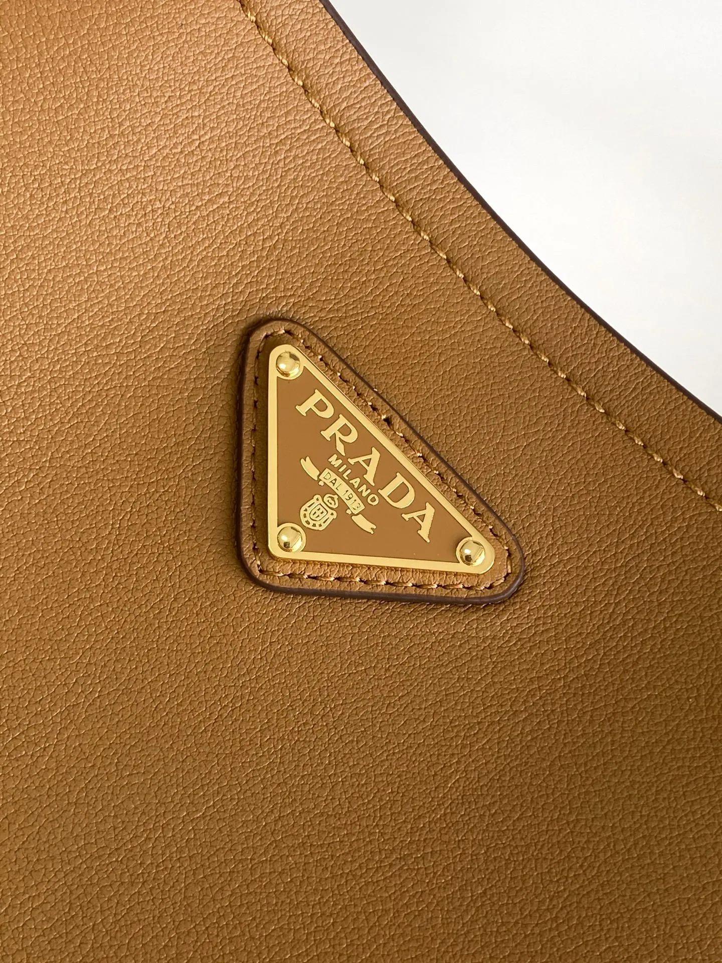 💰1500, new style✨✨ This leather handbag has soft lines and exquisite design, highlighting the classic style and handmade details. Practical and versatile, it features an enameled triangle metal logo for added recognition. Leather handle with 28 cm drop. Detachable keychain. Metal hardware. Enameled triangular metal logo on the front. Magnetic closure. Nappa leather lining with center pocket. Model number: 1BE080. Size: 22.5x21.5x13cm.