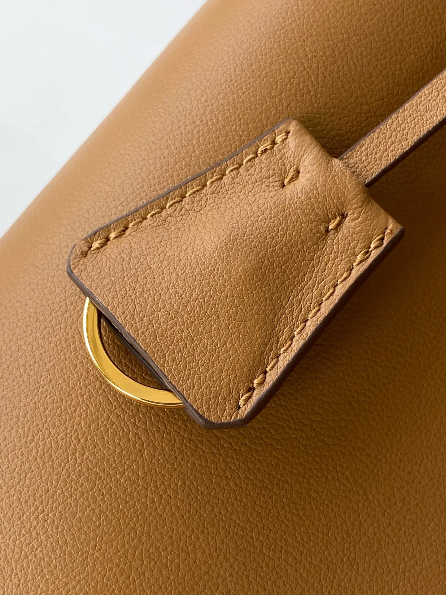 💰1500, new style✨✨ This leather handbag has soft lines and exquisite design, highlighting the classic style and handmade details. Practical and versatile, it features an enameled triangle metal logo for added recognition. Leather handle with 28 cm drop. Detachable keychain. Metal hardware. Enameled triangular metal logo on the front. Magnetic closure. Nappa leather lining with center pocket. Model number: 1BE080. Size: 22.5x21.5x13cm.