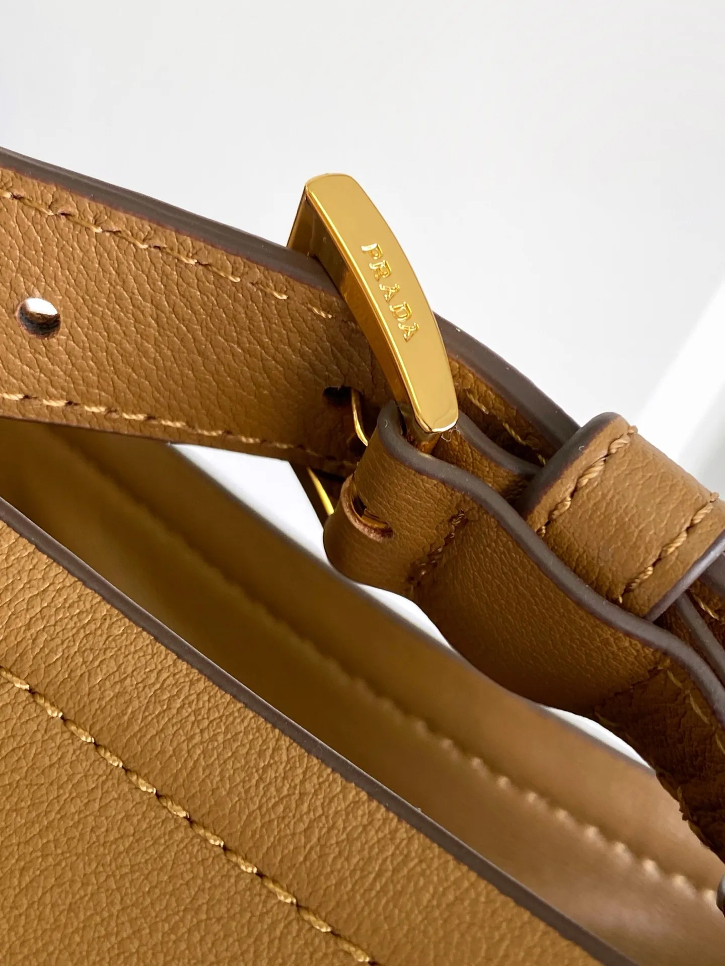 💰1500, new style✨✨ This leather handbag has soft lines and exquisite design, highlighting the classic style and handmade details. Practical and versatile, it features an enameled triangle metal logo for added recognition. Leather handle with 28 cm drop. Detachable keychain. Metal hardware. Enameled triangular metal logo on the front. Magnetic closure. Nappa leather lining with center pocket. Model number: 1BE080. Size: 22.5x21.5x13cm.
