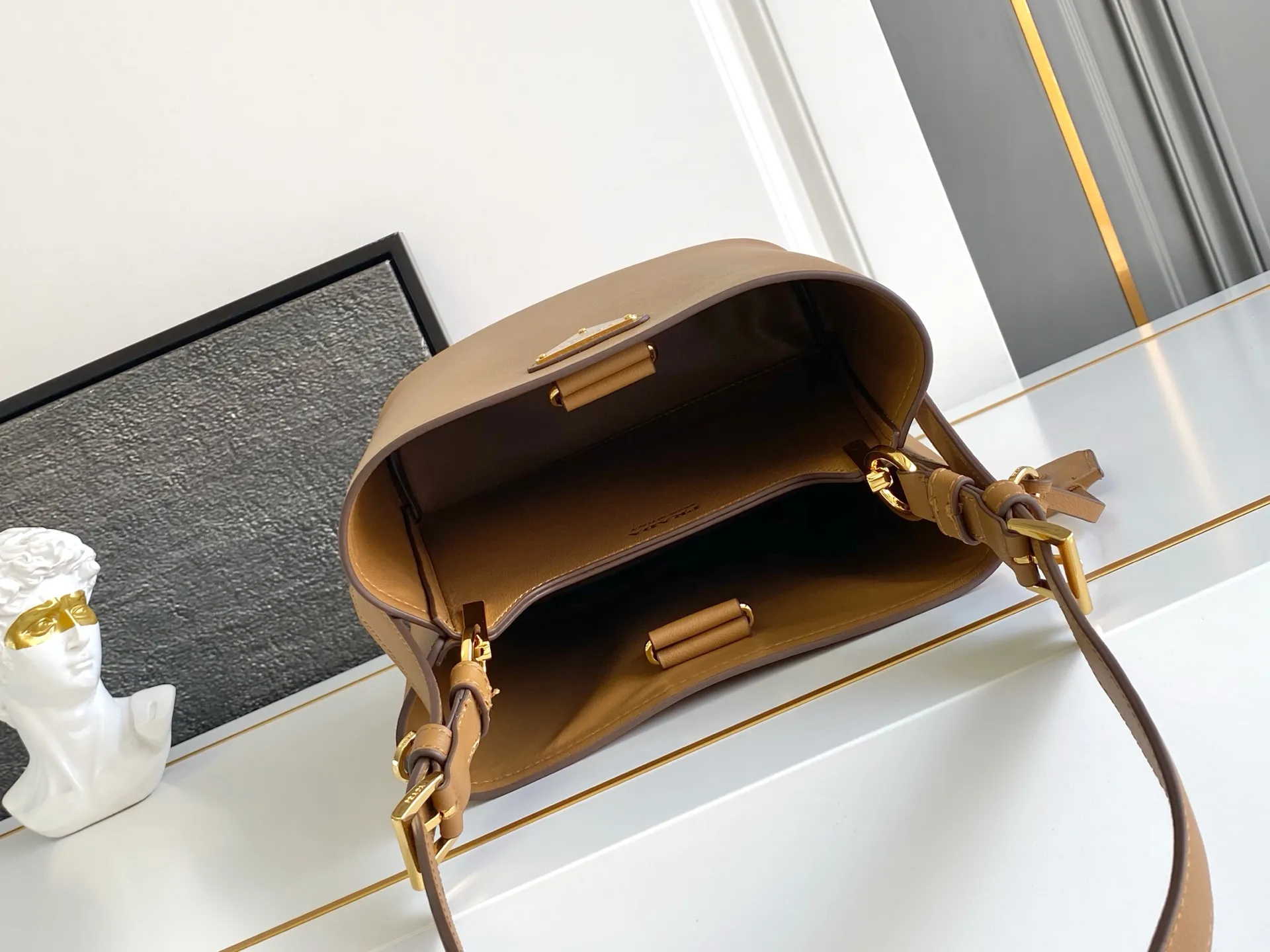 💰1500, new style✨✨ This leather handbag has soft lines and exquisite design, highlighting the classic style and handmade details. Practical and versatile, it features an enameled triangle metal logo for added recognition. Leather handle with 28 cm drop. Detachable keychain. Metal hardware. Enameled triangular metal logo on the front. Magnetic closure. Nappa leather lining with center pocket. Model number: 1BE080. Size: 22.5x21.5x13cm.