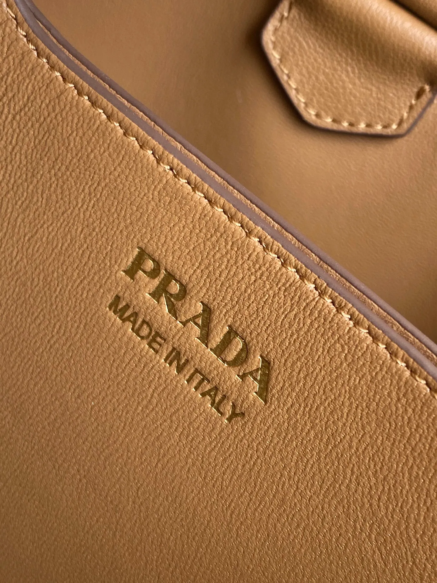 💰1500, new style✨✨ This leather handbag has soft lines and exquisite design, highlighting the classic style and handmade details. Practical and versatile, it features an enameled triangle metal logo for added recognition. Leather handle with 28 cm drop. Detachable keychain. Metal hardware. Enameled triangular metal logo on the front. Magnetic closure. Nappa leather lining with center pocket. Model number: 1BE080. Size: 22.5x21.5x13cm.