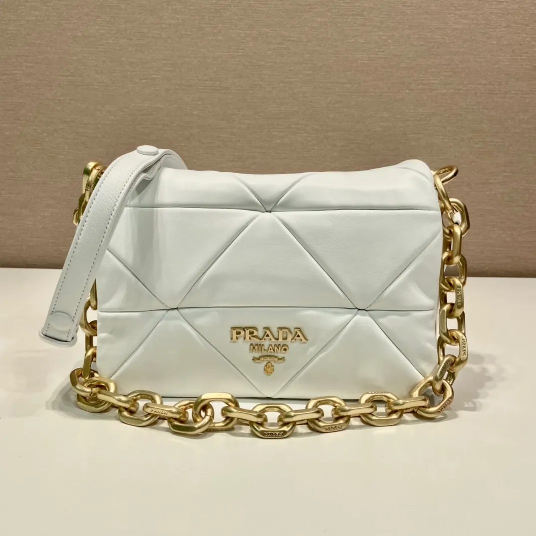 💰1800🎉New style🎉1BD328🎉🎉 This System nappa leather shoulder bag is decorated with a triangular pattern created with gorgeous stitching, highlighting the brand's craftsmanship. The flip cover design, chain handle evokes the association of jewelry/and is detachable. The metal lettering logo on the front is outlined with the iconic triangular stitching, and the brand style is immediately visible. Can be carried by hand/shoulder strap/cross-body, highly functional👍 If you like babies, hurry up and get it🎉🎉 Length 24x Height 15x Bottom 7.5cm🎉🎉🎉👏👏👏