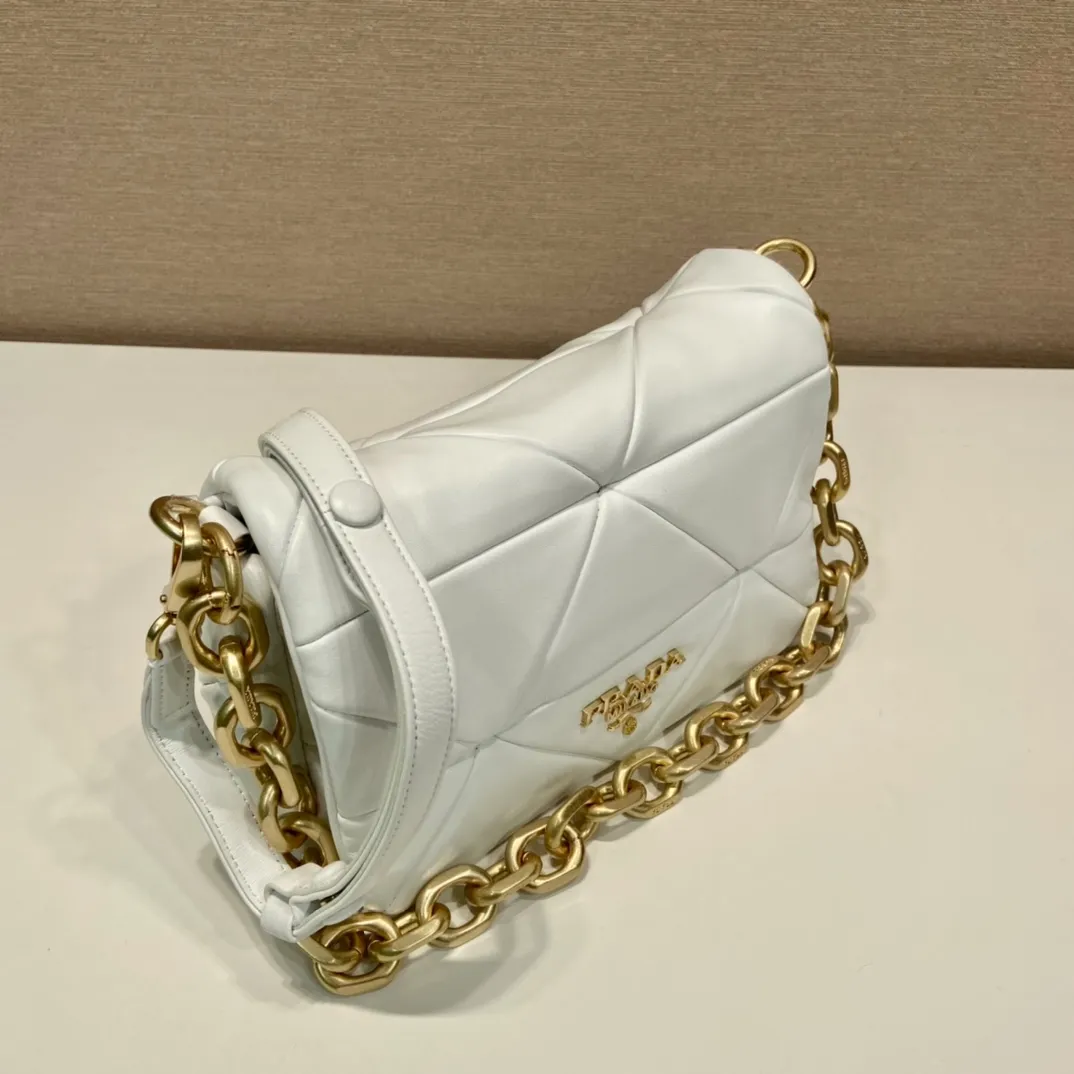 💰1800🎉New style🎉1BD328🎉🎉 This System nappa leather shoulder bag is decorated with a triangular pattern created with gorgeous stitching, highlighting the brand's craftsmanship. The flip cover design, chain handle evokes the association of jewelry/and is detachable. The metal lettering logo on the front is outlined with the iconic triangular stitching, and the brand style is immediately visible. Can be carried by hand/shoulder strap/cross-body, highly functional👍 If you like babies, hurry up and get it🎉🎉 Length 24x Height 15x Bottom 7.5cm🎉🎉🎉👏👏👏