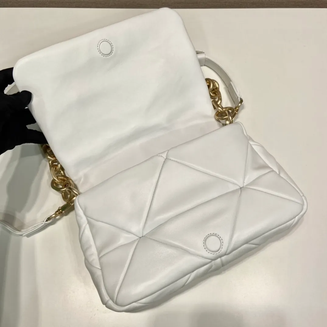 💰1800🎉New style🎉1BD328🎉🎉 This System nappa leather shoulder bag is decorated with a triangular pattern created with gorgeous stitching, highlighting the brand's craftsmanship. The flip cover design, chain handle evokes the association of jewelry/and is detachable. The metal lettering logo on the front is outlined with the iconic triangular stitching, and the brand style is immediately visible. Can be carried by hand/shoulder strap/cross-body, highly functional👍 If you like babies, hurry up and get it🎉🎉 Length 24x Height 15x Bottom 7.5cm🎉🎉🎉👏👏👏