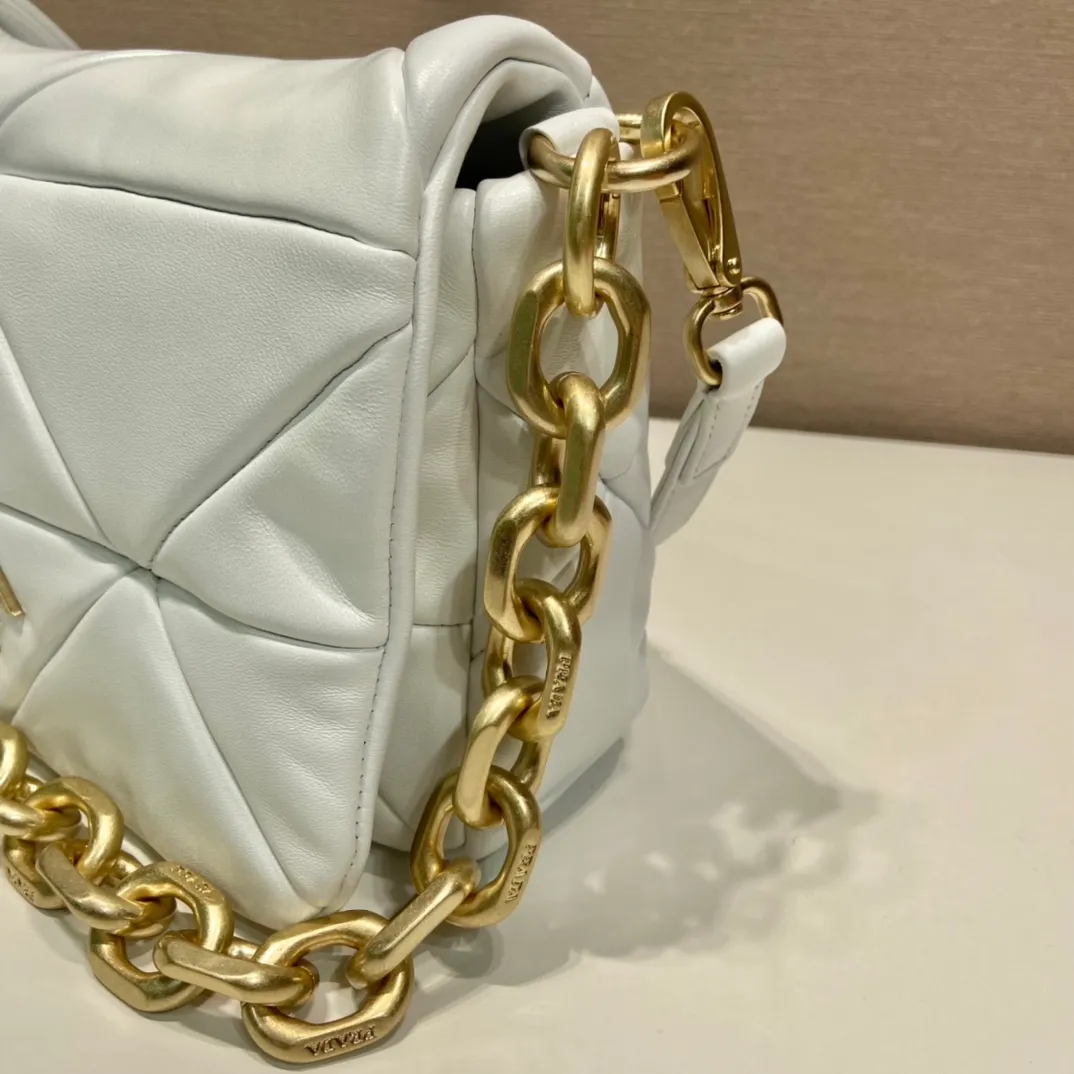 💰1800🎉New style🎉1BD328🎉🎉 This System nappa leather shoulder bag is decorated with a triangular pattern created with gorgeous stitching, highlighting the brand's craftsmanship. The flip cover design, chain handle evokes the association of jewelry/and is detachable. The metal lettering logo on the front is outlined with the iconic triangular stitching, and the brand style is immediately visible. Can be carried by hand/shoulder strap/cross-body, highly functional👍 If you like babies, hurry up and get it🎉🎉 Length 24x Height 15x Bottom 7.5cm🎉🎉🎉👏👏👏