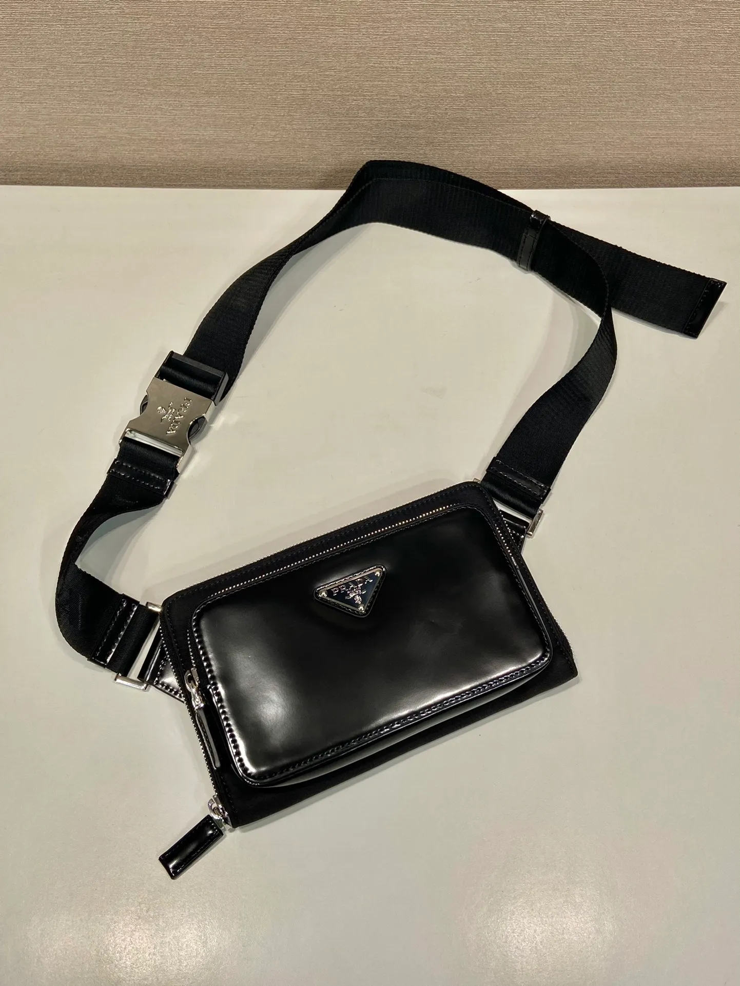 💰1160🎉New waist bag🎉2VH156A🎉 This simple and versatile waist bag/chest bag is made of imported nylon fabric and glossy cowhide, showing modern charm with technological details. Regenerated nylon adjustable shoulder strap with top-grade metal buckle and external zippered pocket, small back pocket and internal card slots. Very functional and the upper body effect is very cool. Another popular style that never goes out of style🎉🎉 Length 21x Height 13x Bottom 2.5cm