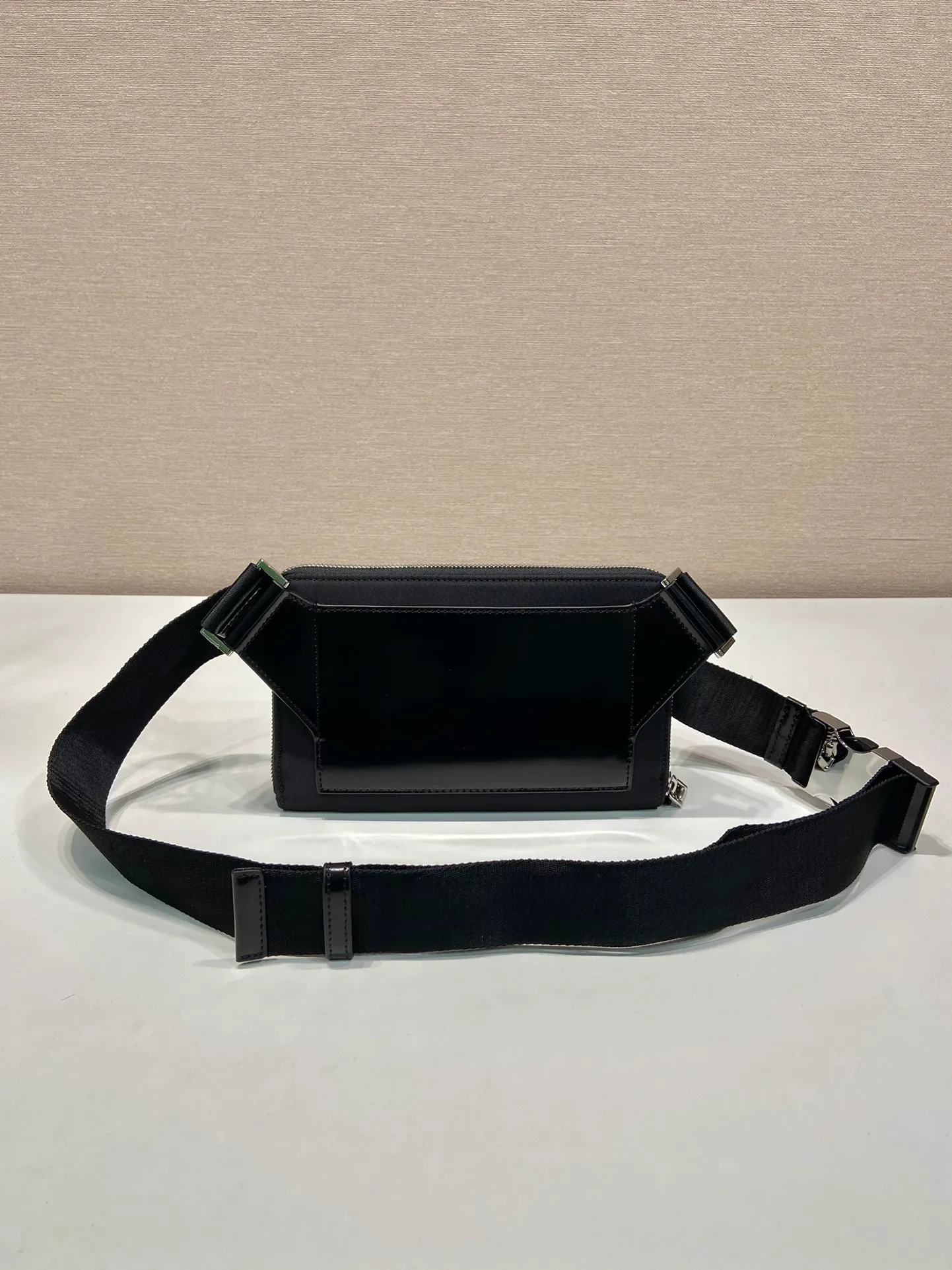 💰1160🎉New waist bag🎉2VH156A🎉 This simple and versatile waist bag/chest bag is made of imported nylon fabric and glossy cowhide, showing modern charm with technological details. Regenerated nylon adjustable shoulder strap with top-grade metal buckle and external zippered pocket, small back pocket and internal card slots. Very functional and the upper body effect is very cool. Another popular style that never goes out of style🎉🎉 Length 21x Height 13x Bottom 2.5cm