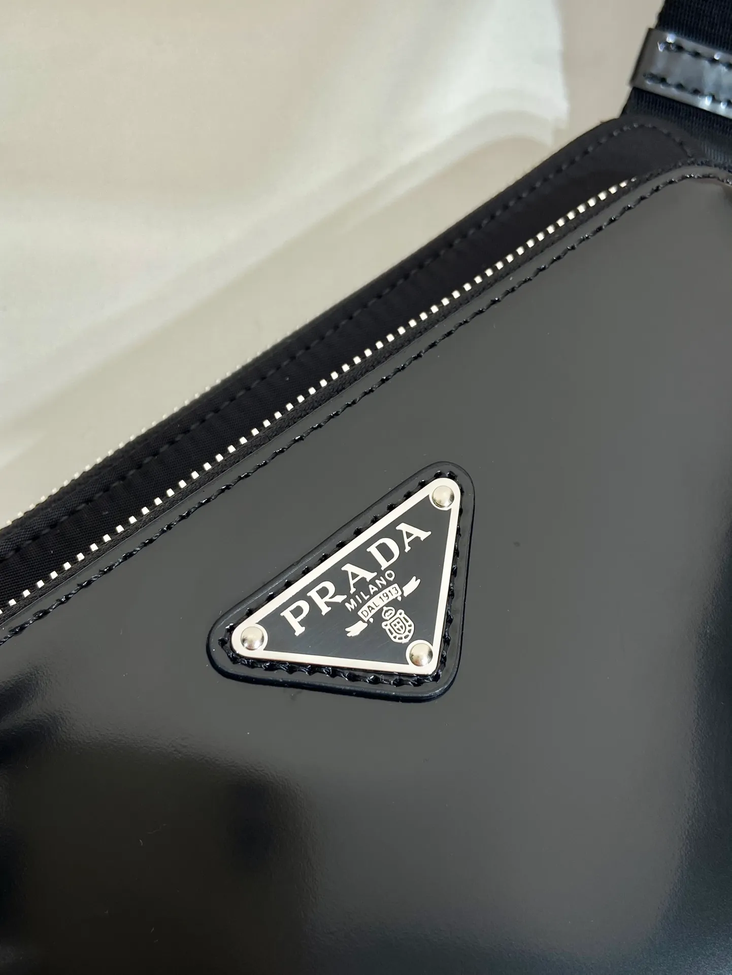 💰1160🎉New waist bag🎉2VH156A🎉 This simple and versatile waist bag/chest bag is made of imported nylon fabric and glossy cowhide, showing modern charm with technological details. Regenerated nylon adjustable shoulder strap with top-grade metal buckle and external zippered pocket, small back pocket and internal card slots. Very functional and the upper body effect is very cool. Another popular style that never goes out of style🎉🎉 Length 21x Height 13x Bottom 2.5cm