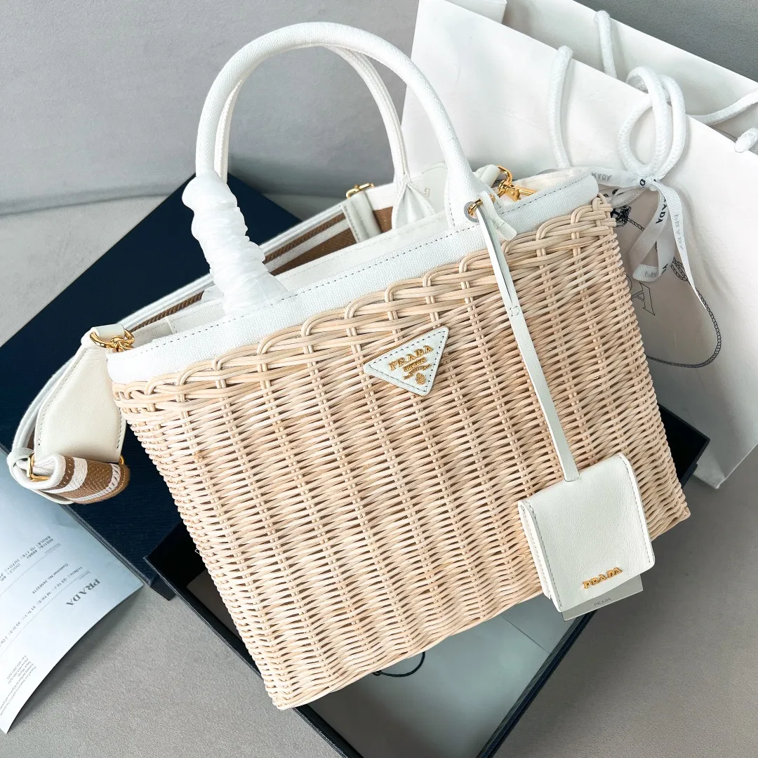 💰1700✨New product launch✨New straw woven vegetable basket 1BG835, great choice for travel and vacation🏖️Handmade with raffia. Light and natural material expresses summer mood. Metal engraved triangle logo on the front. Equipped with exquisite handles and embroidered shoulder straps. Super large capacity and very light weight. It can be carried on the shoulder or shoulder. The new favorite of fashion trendsetters. The perfect details are comparable to brick cabinets. Super 5🌟reviews Size: 26*18*11.5cm