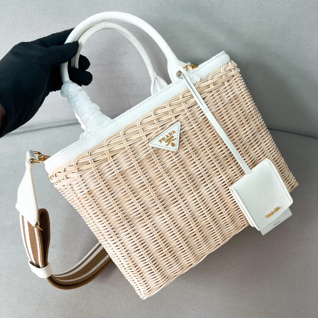💰1700✨New product launch✨New straw woven vegetable basket 1BG835, great choice for travel and vacation🏖️Handmade with raffia. Light and natural material expresses summer mood. Metal engraved triangle logo on the front. Equipped with exquisite handles and embroidered shoulder straps. Super large capacity and very light weight. It can be carried on the shoulder or shoulder. The new favorite of fashion trendsetters. The perfect details are comparable to brick cabinets. Super 5🌟reviews Size: 26*18*11.5cm