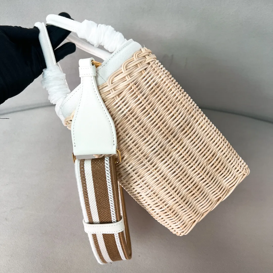 💰1700✨New product launch✨New straw woven vegetable basket 1BG835, great choice for travel and vacation🏖️Handmade with raffia. Light and natural material expresses summer mood. Metal engraved triangle logo on the front. Equipped with exquisite handles and embroidered shoulder straps. Super large capacity and very light weight. It can be carried on the shoulder or shoulder. The new favorite of fashion trendsetters. The perfect details are comparable to brick cabinets. Super 5🌟reviews Size: 26*18*11.5cm