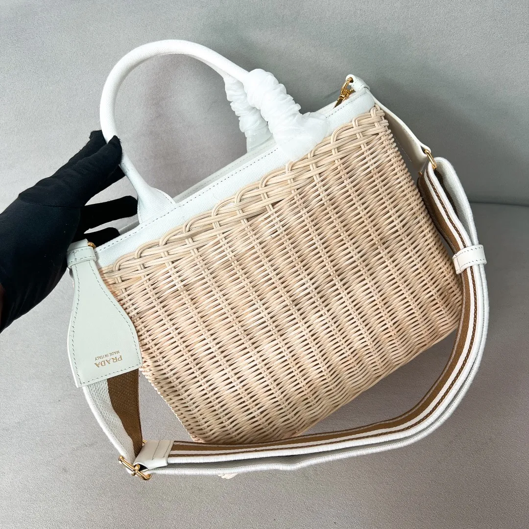 💰1700✨New product launch✨New straw woven vegetable basket 1BG835, great choice for travel and vacation🏖️Handmade with raffia. Light and natural material expresses summer mood. Metal engraved triangle logo on the front. Equipped with exquisite handles and embroidered shoulder straps. Super large capacity and very light weight. It can be carried on the shoulder or shoulder. The new favorite of fashion trendsetters. The perfect details are comparable to brick cabinets. Super 5🌟reviews Size: 26*18*11.5cm