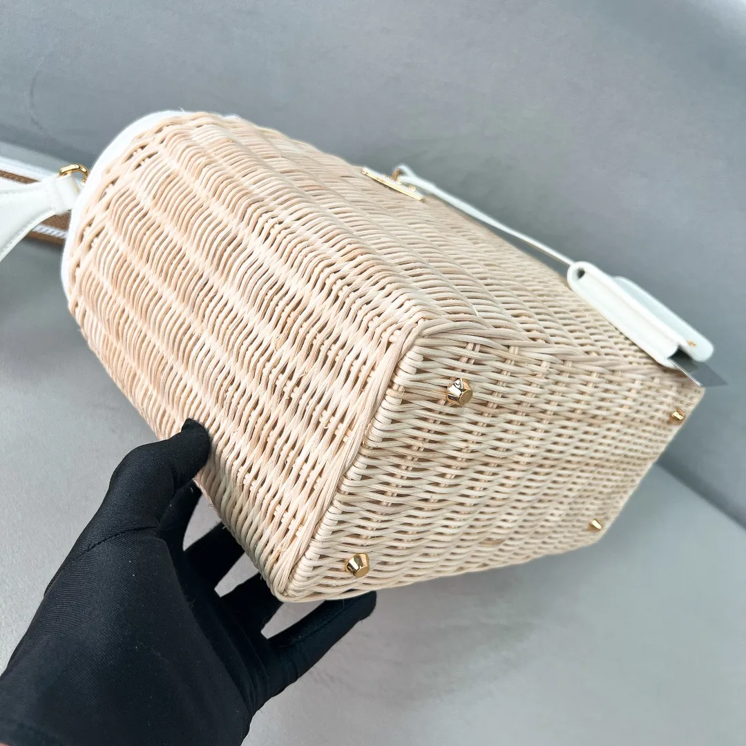 💰1700✨New product launch✨New straw woven vegetable basket 1BG835, great choice for travel and vacation🏖️Handmade with raffia. Light and natural material expresses summer mood. Metal engraved triangle logo on the front. Equipped with exquisite handles and embroidered shoulder straps. Super large capacity and very light weight. It can be carried on the shoulder or shoulder. The new favorite of fashion trendsetters. The perfect details are comparable to brick cabinets. Super 5🌟reviews Size: 26*18*11.5cm