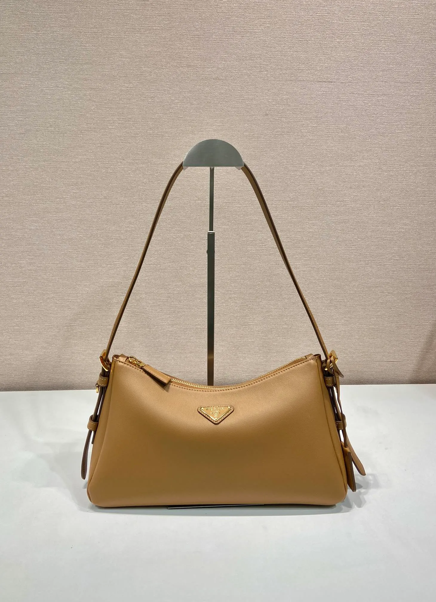 💰1660🎉New Aimee underarm bag🎉1BC229 small🎉🎉 This leather Hobo underarm bag has a simple design and is made of imported calfskin. It has a metal triangular enamel logo on the front and is equipped with a detachable leather shoulder strap. The leather is delicate and soft, practical, lightweight and has a large capacity. 😂😂 High-end and versatile, another fashion hit. Hurry up and get it, it’s so beautiful👏👏 Length 31x Height 18x ​​Bottom 10cm