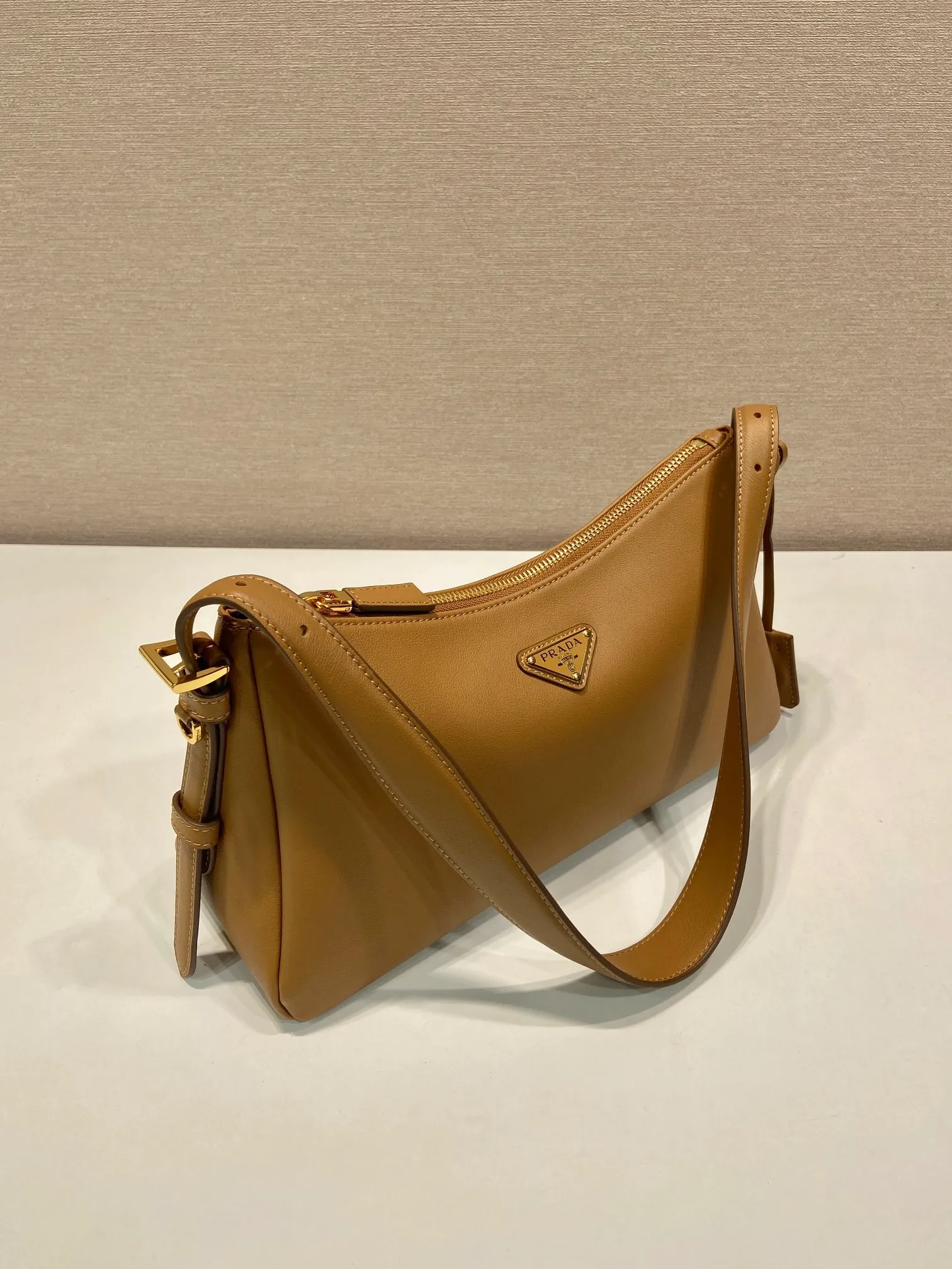💰1660🎉New Aimee underarm bag🎉1BC229 small🎉🎉 This leather Hobo underarm bag has a simple design and is made of imported calfskin. It has a metal triangular enamel logo on the front and is equipped with a detachable leather shoulder strap. The leather is delicate and soft, practical, lightweight and has a large capacity. 😂😂 High-end and versatile, another fashion hit. Hurry up and get it, it’s so beautiful👏👏 Length 31x Height 18x ​​Bottom 10cm