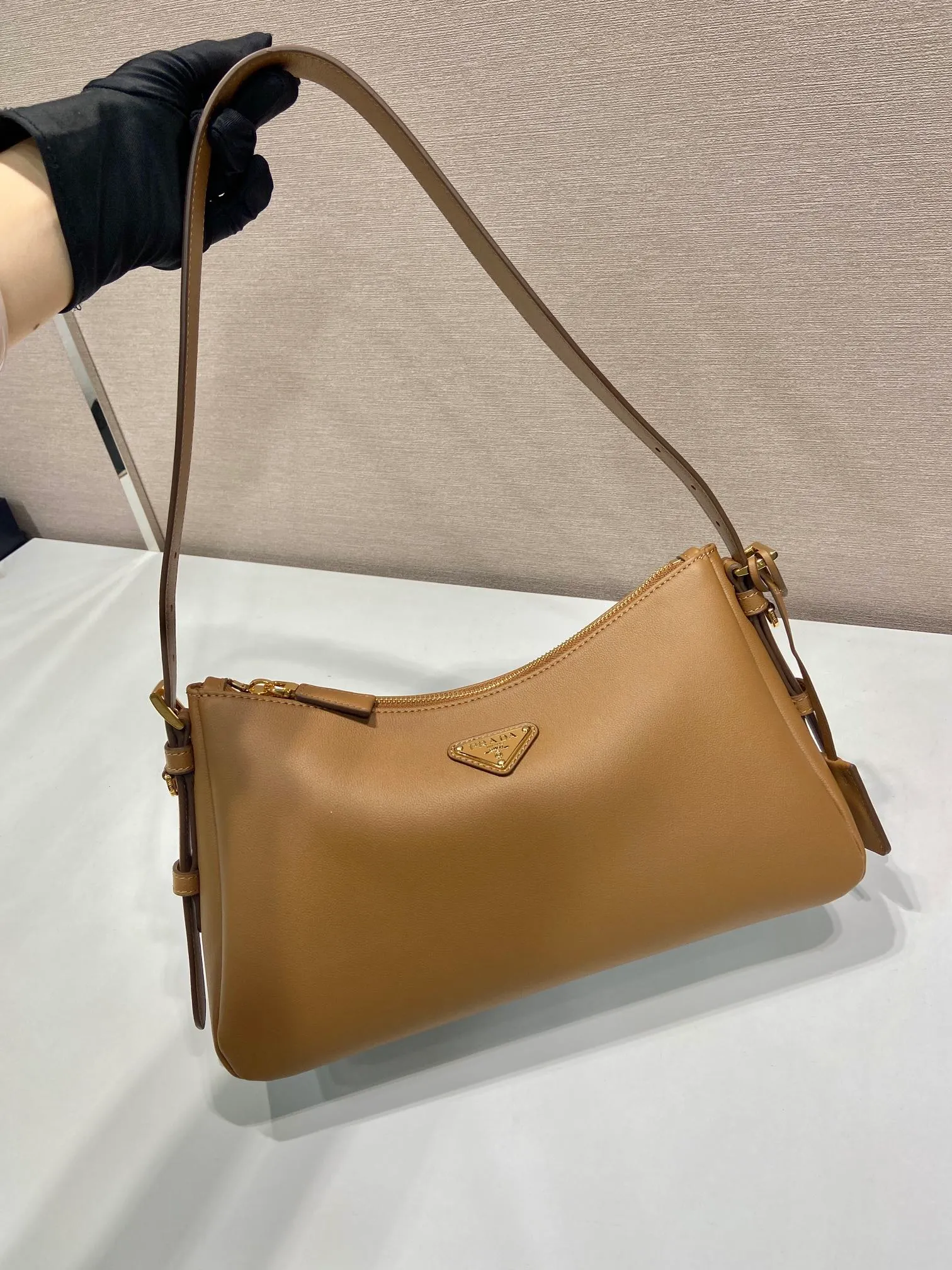 💰1660🎉New Aimee underarm bag🎉1BC229 small🎉🎉 This leather Hobo underarm bag has a simple design and is made of imported calfskin. It has a metal triangular enamel logo on the front and is equipped with a detachable leather shoulder strap. The leather is delicate and soft, practical, lightweight and has a large capacity. 😂😂 High-end and versatile, another fashion hit. Hurry up and get it, it’s so beautiful👏👏 Length 31x Height 18x ​​Bottom 10cm