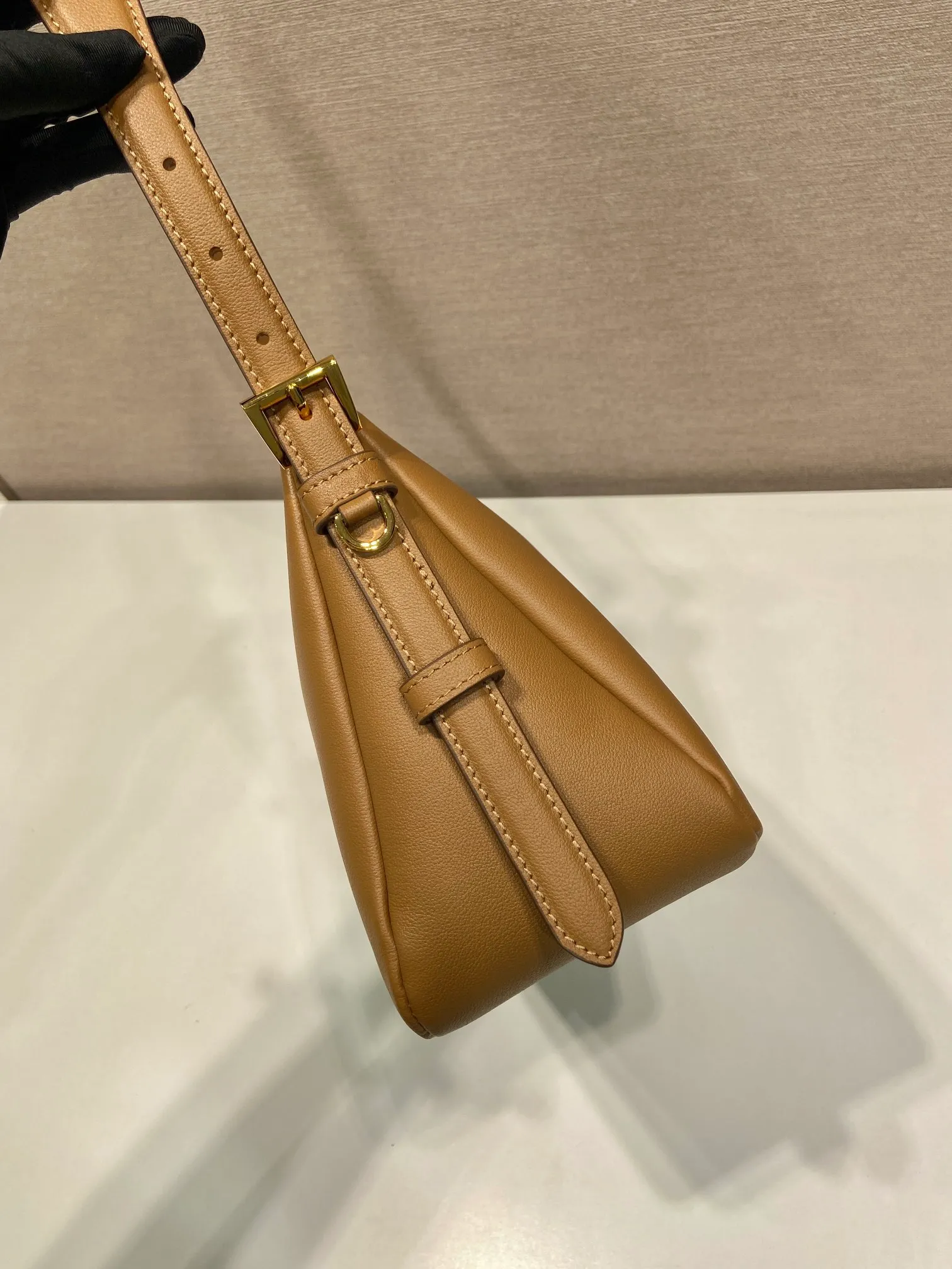 💰1660🎉New Aimee underarm bag🎉1BC229 small🎉🎉 This leather Hobo underarm bag has a simple design and is made of imported calfskin. It has a metal triangular enamel logo on the front and is equipped with a detachable leather shoulder strap. The leather is delicate and soft, practical, lightweight and has a large capacity. 😂😂 High-end and versatile, another fashion hit. Hurry up and get it, it’s so beautiful👏👏 Length 31x Height 18x ​​Bottom 10cm