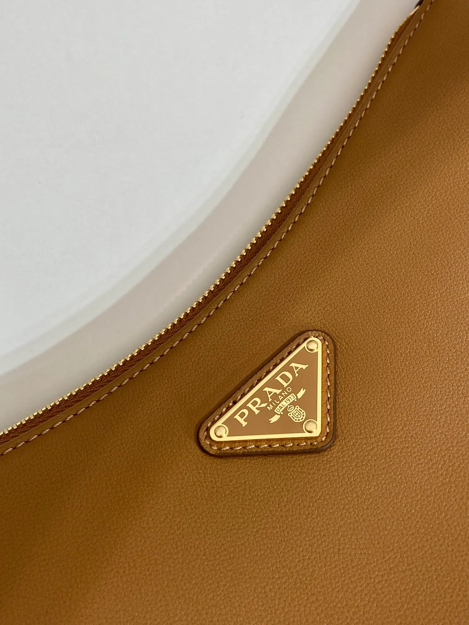 💰1660🎉New Aimee underarm bag🎉1BC229 small🎉🎉 This leather Hobo underarm bag has a simple design and is made of imported calfskin. It has a metal triangular enamel logo on the front and is equipped with a detachable leather shoulder strap. The leather is delicate and soft, practical, lightweight and has a large capacity. 😂😂 High-end and versatile, another fashion hit. Hurry up and get it, it’s so beautiful👏👏 Length 31x Height 18x ​​Bottom 10cm