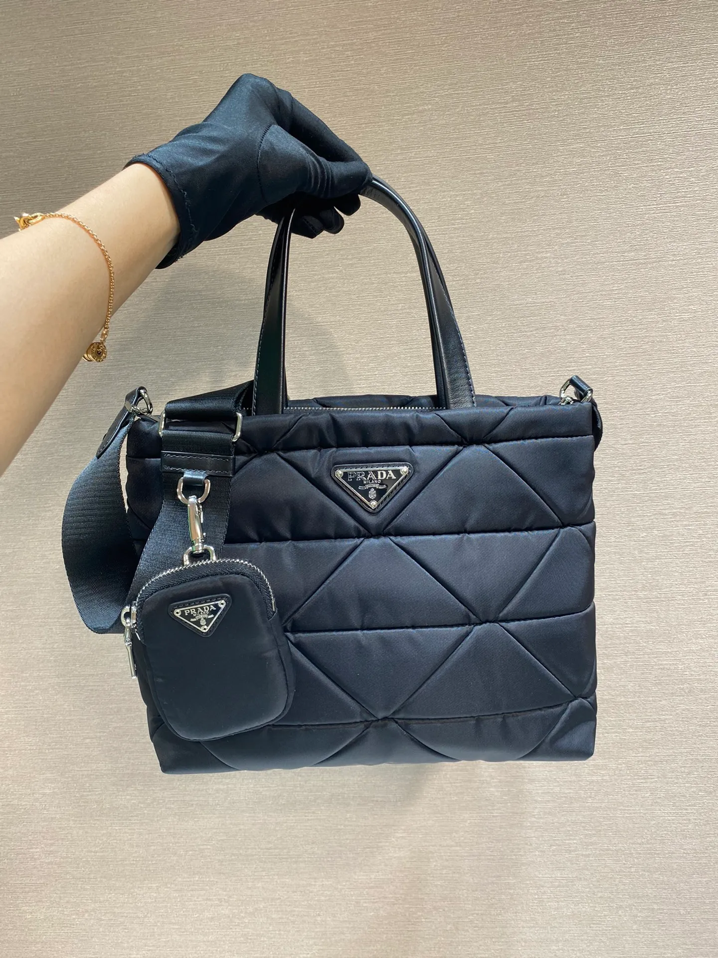 💰1120🎉Tote bag three-in-one🎉1BG380🎉🎉 This System tote bag is equipped with two leather handles. The exquisite patchwork technology creates a triangular pattern, demonstrating the craftsmanship. The detachable woven nylon shoulder strap brings different styles. My favorite is the small bag with shoulder strap😘Lightweight and practical, get it now🎉🎉 Length 25x Height 21.5x Bottom 13cm🎉🎉🎉👏👏👏