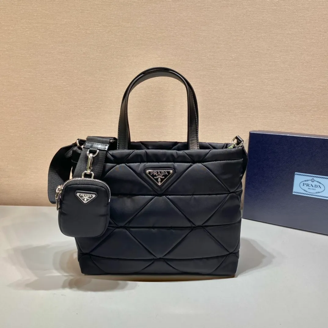 💰1120🎉Tote bag three-in-one🎉1BG380🎉🎉 This System tote bag is equipped with two leather handles. The exquisite patchwork technology creates a triangular pattern, demonstrating the craftsmanship. The detachable woven nylon shoulder strap brings different styles. My favorite is the small bag with shoulder strap😘Lightweight and practical, get it now🎉🎉 Length 25x Height 21.5x Bottom 13cm🎉🎉🎉👏👏👏