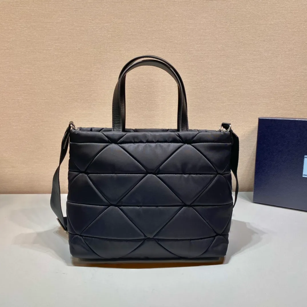 💰1120🎉Tote bag three-in-one🎉1BG380🎉🎉 This System tote bag is equipped with two leather handles. The exquisite patchwork technology creates a triangular pattern, demonstrating the craftsmanship. The detachable woven nylon shoulder strap brings different styles. My favorite is the small bag with shoulder strap😘Lightweight and practical, get it now🎉🎉 Length 25x Height 21.5x Bottom 13cm🎉🎉🎉👏👏👏