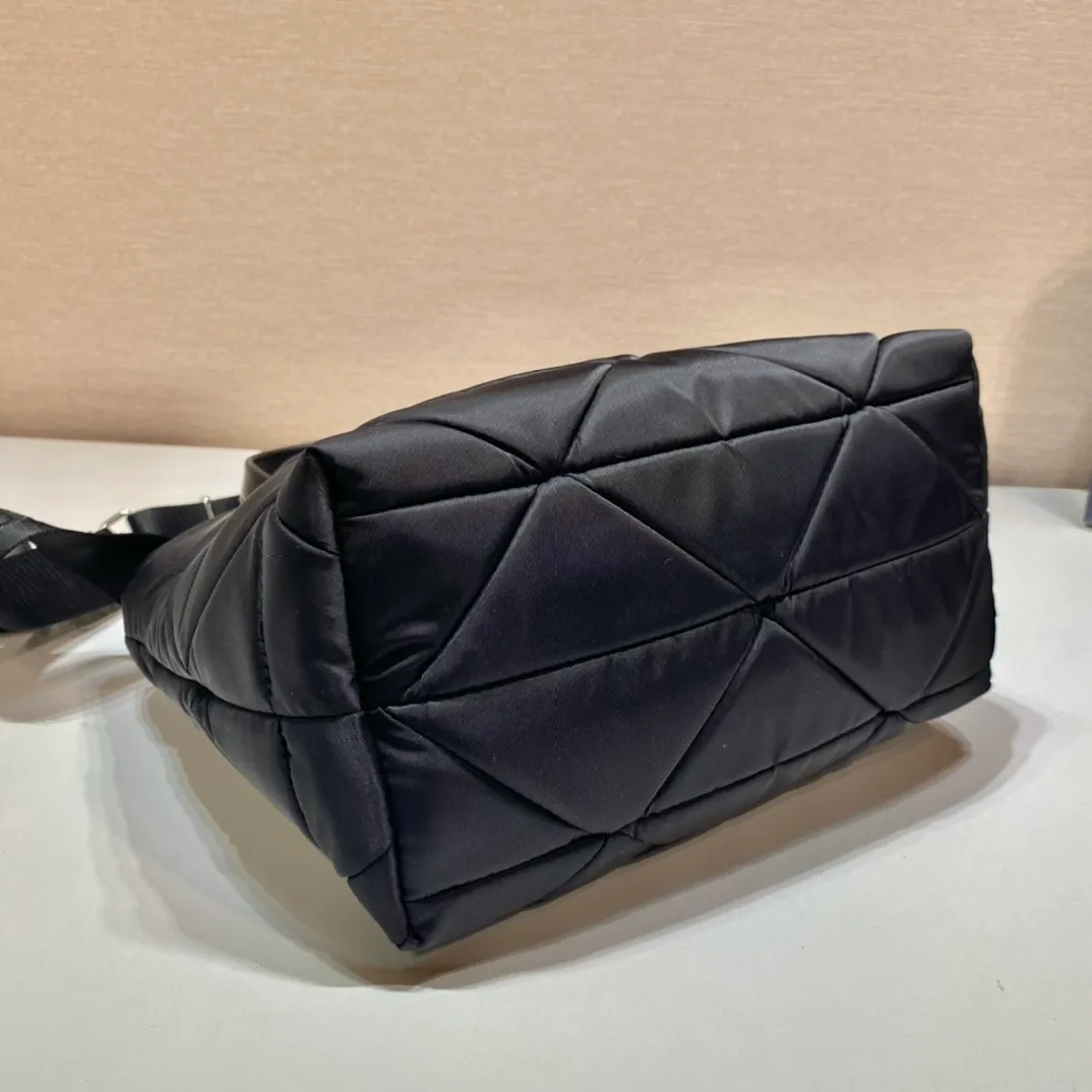 💰1120🎉Tote bag three-in-one🎉1BG380🎉🎉 This System tote bag is equipped with two leather handles. The exquisite patchwork technology creates a triangular pattern, demonstrating the craftsmanship. The detachable woven nylon shoulder strap brings different styles. My favorite is the small bag with shoulder strap😘Lightweight and practical, get it now🎉🎉 Length 25x Height 21.5x Bottom 13cm🎉🎉🎉👏👏👏