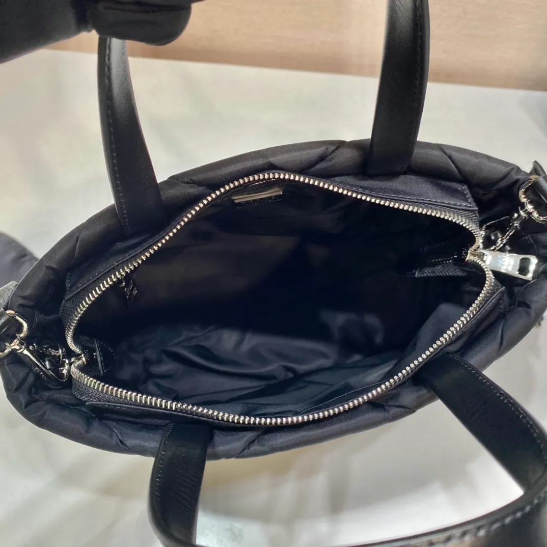 💰1120🎉Tote bag three-in-one🎉1BG380🎉🎉 This System tote bag is equipped with two leather handles. The exquisite patchwork technology creates a triangular pattern, demonstrating the craftsmanship. The detachable woven nylon shoulder strap brings different styles. My favorite is the small bag with shoulder strap😘Lightweight and practical, get it now🎉🎉 Length 25x Height 21.5x Bottom 13cm🎉🎉🎉👏👏👏