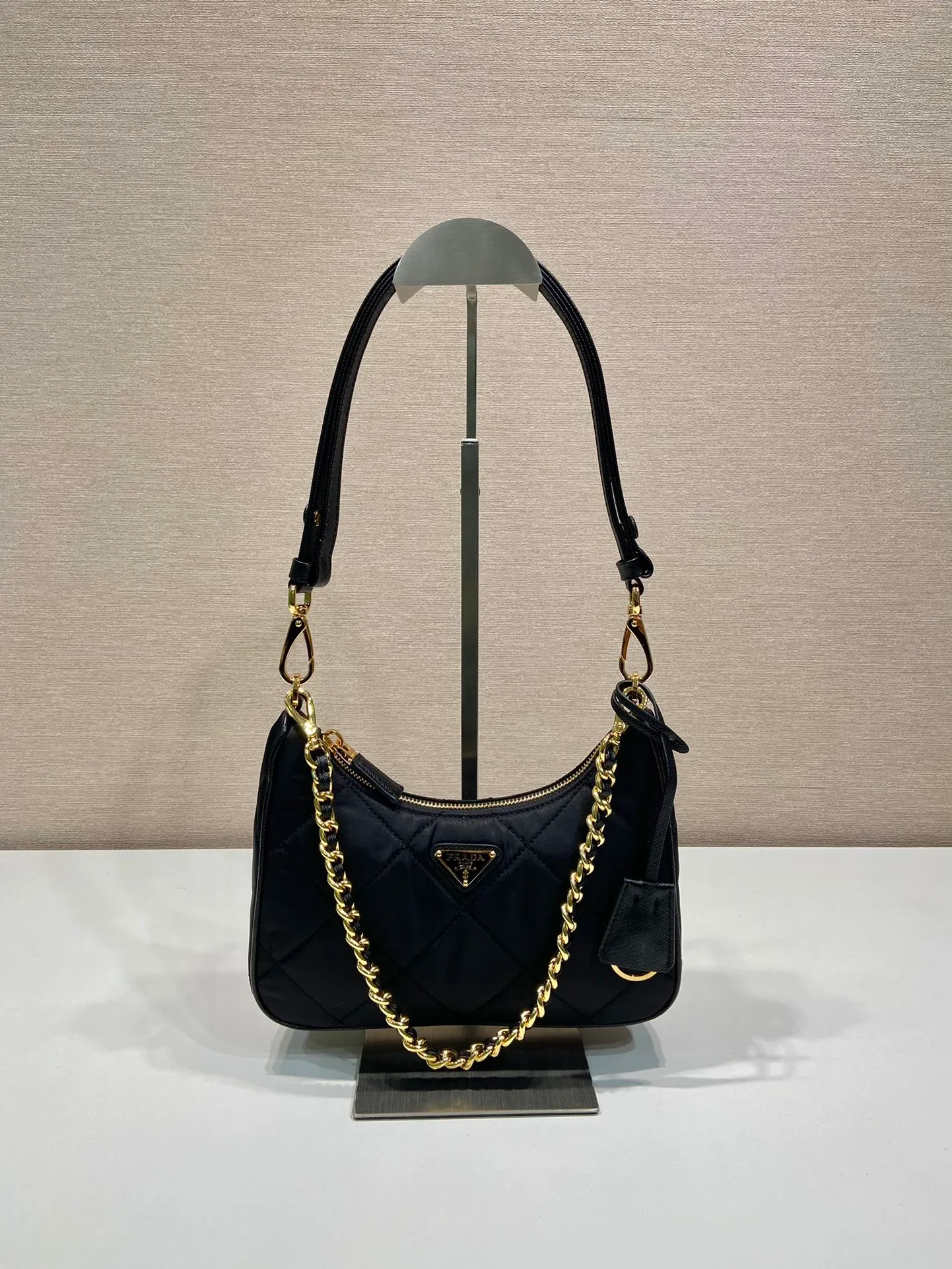 💰1000🎉Embroidered plaid Hobo🎉1BC204 handbag/underarm bag/crossbody bag This Hobo handbag/armpit bag/crossbody bag is very functional and can be used for three purposes in one bag. It is perfect🎉🎉 Made of imported nylon fabric/imported cross-grain cowhide, complex handmade rhombus stitching pattern, equipped with detachable iron, and the leather shoulder strap can be adjusted and switched at any time😘😘The upper body effect is beautiful, convenient and practical🎉🎉Hurry up and get it👏👏 Length 23x Height 16x Bottom 6.5cm🎉🎉🎉👏👏👏