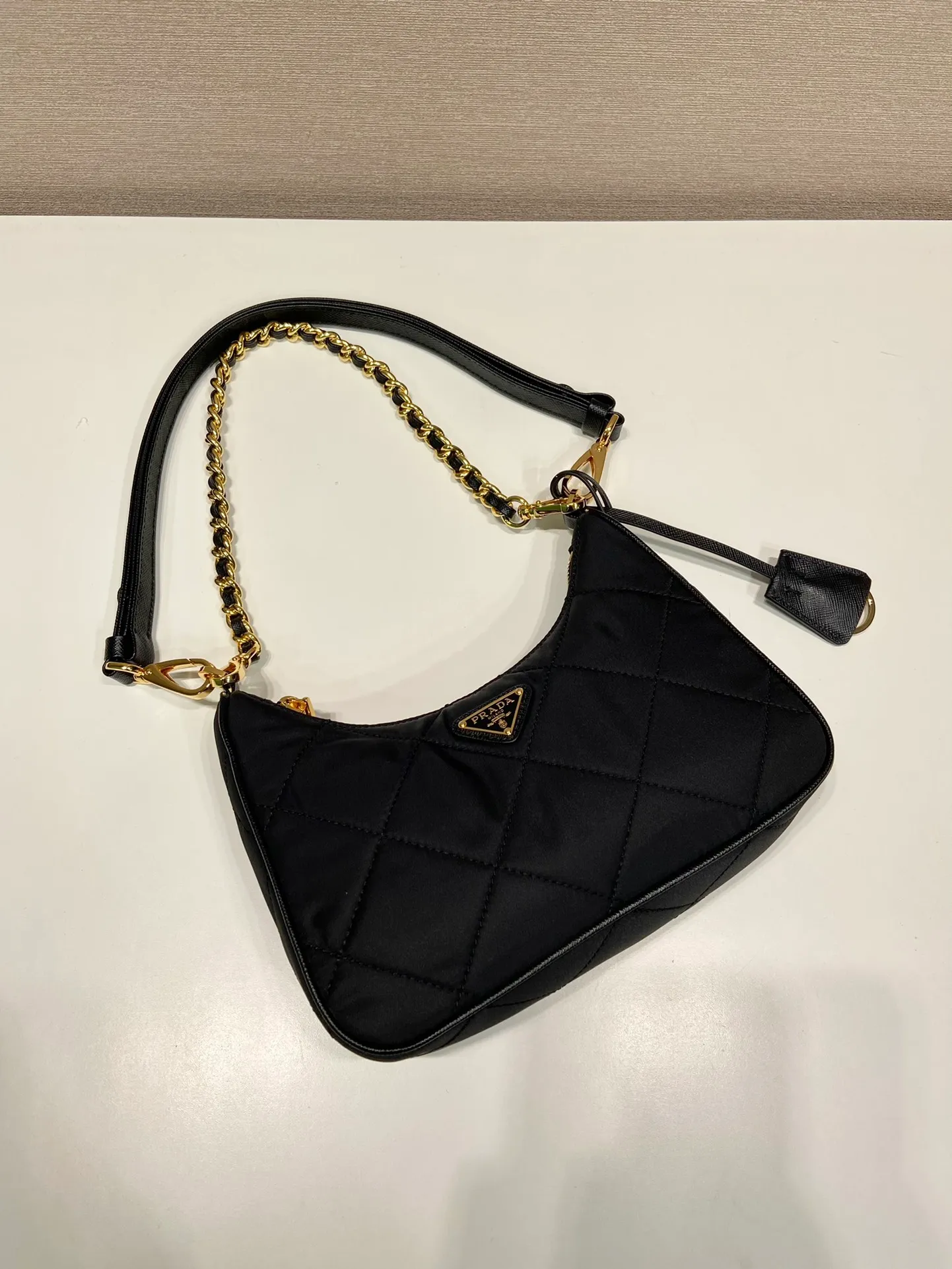 💰1000🎉Embroidered plaid Hobo🎉1BC204 handbag/underarm bag/crossbody bag This Hobo handbag/armpit bag/crossbody bag is very functional and can be used for three purposes in one bag. It is perfect🎉🎉 Made of imported nylon fabric/imported cross-grain cowhide, complex handmade rhombus stitching pattern, equipped with detachable iron, and the leather shoulder strap can be adjusted and switched at any time😘😘The upper body effect is beautiful, convenient and practical🎉🎉Hurry up and get it👏👏 Length 23x Height 16x Bottom 6.5cm🎉🎉🎉👏👏👏