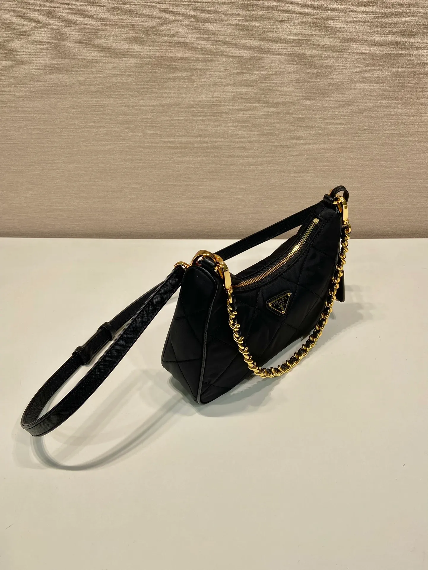 💰1000🎉Embroidered plaid Hobo🎉1BC204 handbag/underarm bag/crossbody bag This Hobo handbag/armpit bag/crossbody bag is very functional and can be used for three purposes in one bag. It is perfect🎉🎉 Made of imported nylon fabric/imported cross-grain cowhide, complex handmade rhombus stitching pattern, equipped with detachable iron, and the leather shoulder strap can be adjusted and switched at any time😘😘The upper body effect is beautiful, convenient and practical🎉🎉Hurry up and get it👏👏 Length 23x Height 16x Bottom 6.5cm🎉🎉🎉👏👏👏