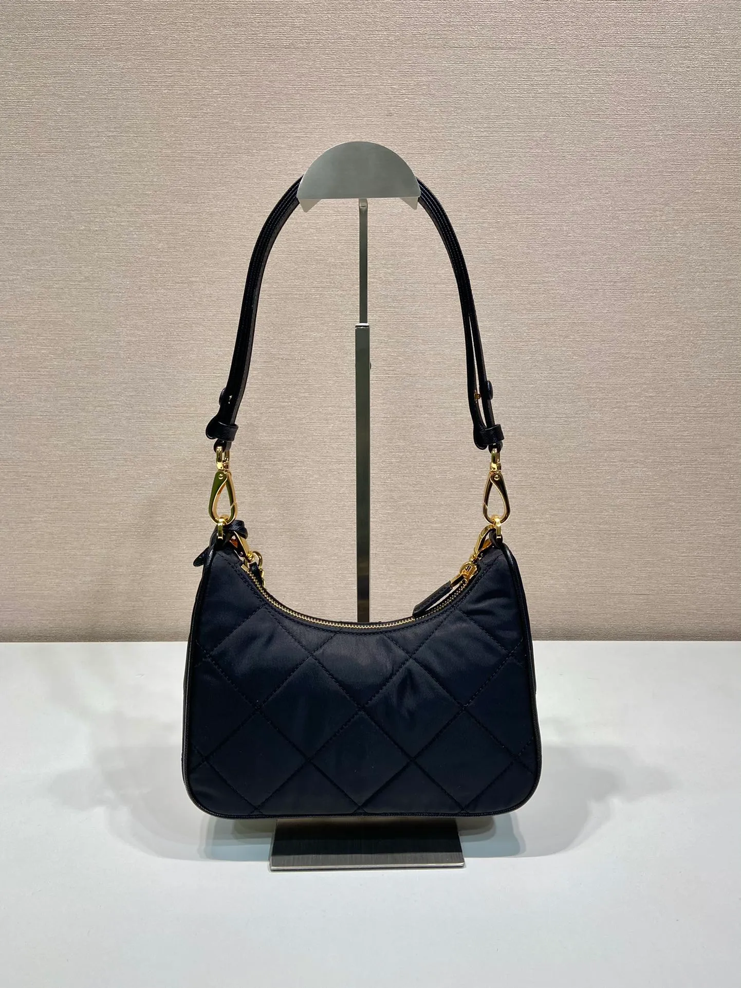 💰1000🎉Embroidered plaid Hobo🎉1BC204 handbag/underarm bag/crossbody bag This Hobo handbag/armpit bag/crossbody bag is very functional and can be used for three purposes in one bag. It is perfect🎉🎉 Made of imported nylon fabric/imported cross-grain cowhide, complex handmade rhombus stitching pattern, equipped with detachable iron, and the leather shoulder strap can be adjusted and switched at any time😘😘The upper body effect is beautiful, convenient and practical🎉🎉Hurry up and get it👏👏 Length 23x Height 16x Bottom 6.5cm🎉🎉🎉👏👏👏
